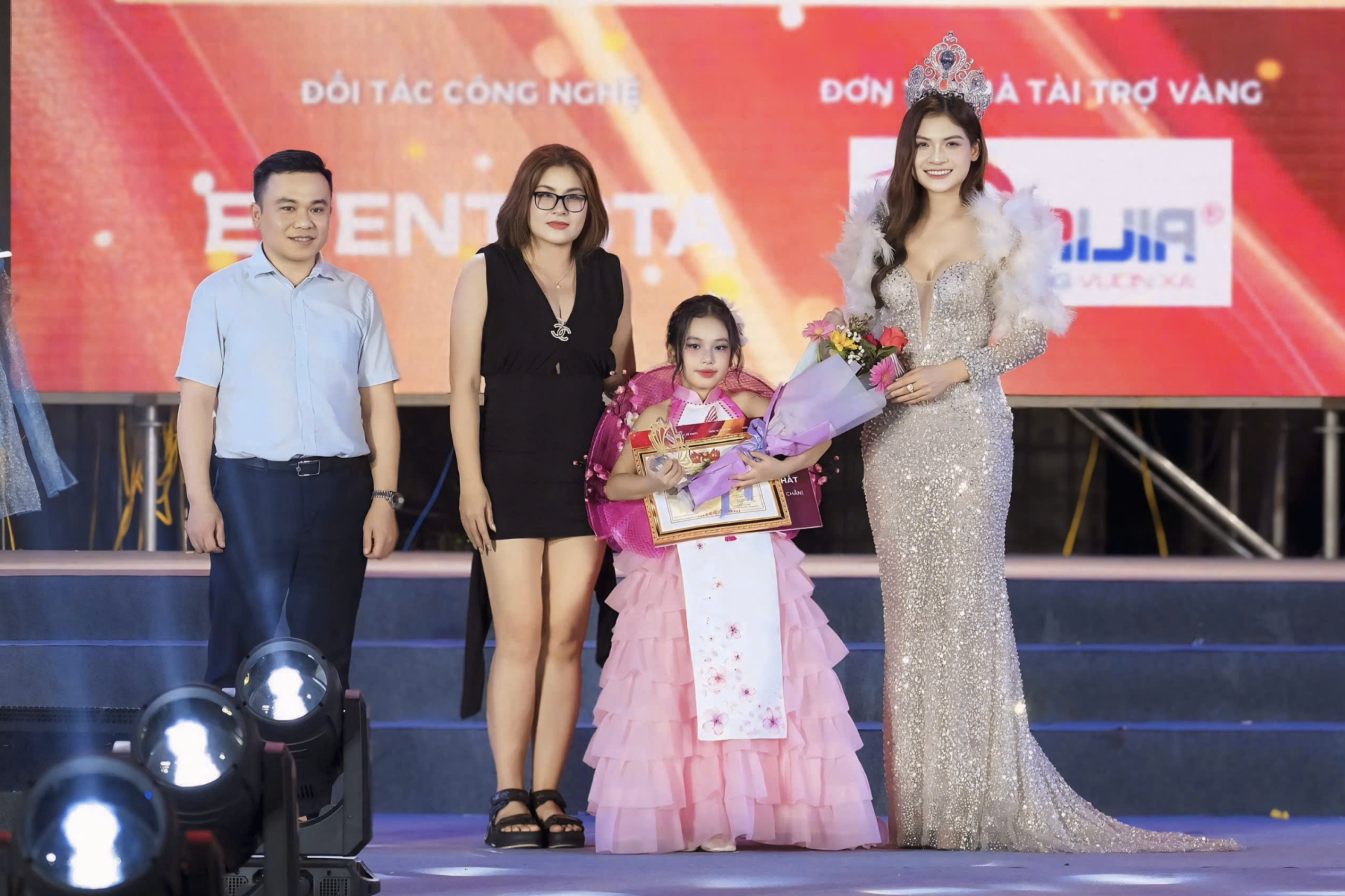 C&ocirc; b&eacute; học sinh lớp 2/5 khi được vinh danh tại giải thưởng B&uacute;p Sen V&agrave;ng.