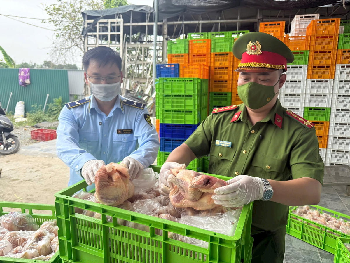 Chủ tịch TP. Hà N&ocirc;̣i y&ecirc;u c&acirc;̀u các cơ quan chức năng li&ecirc;n quan tăng cường ki&ecirc;̉m tra thực ph&acirc;̉m tr&ecirc;n thị trường.