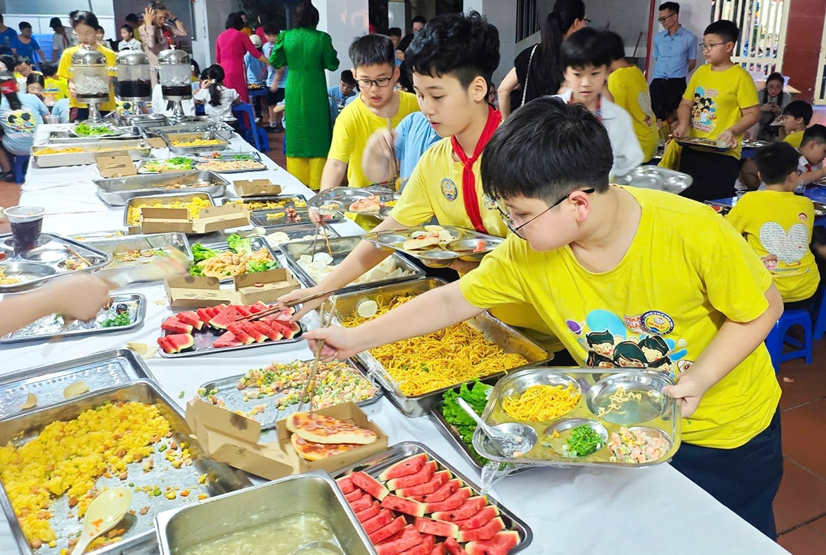 Chủ tịch TP. Hà Nội chỉ đạo Sở GD&ĐT rà soát, kiểm tra bữa ăn bán trú