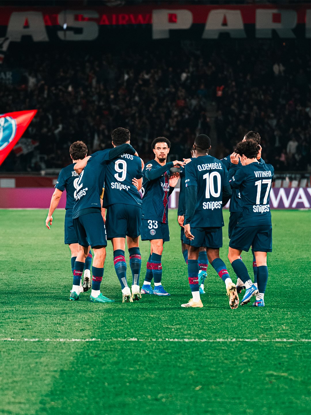 C&aacute;c cầu thủ PSG ăn mừng chiến thắng chung cuộc.