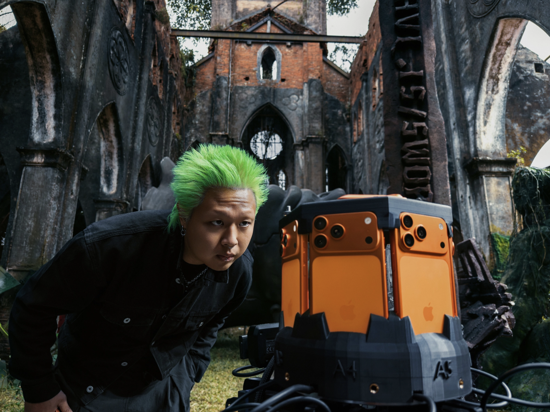 Đạo diễn Phương Vũ tr&ecirc;n phim trường thực hiện sản phẩm &acirc;m nhạc mới của MCK.