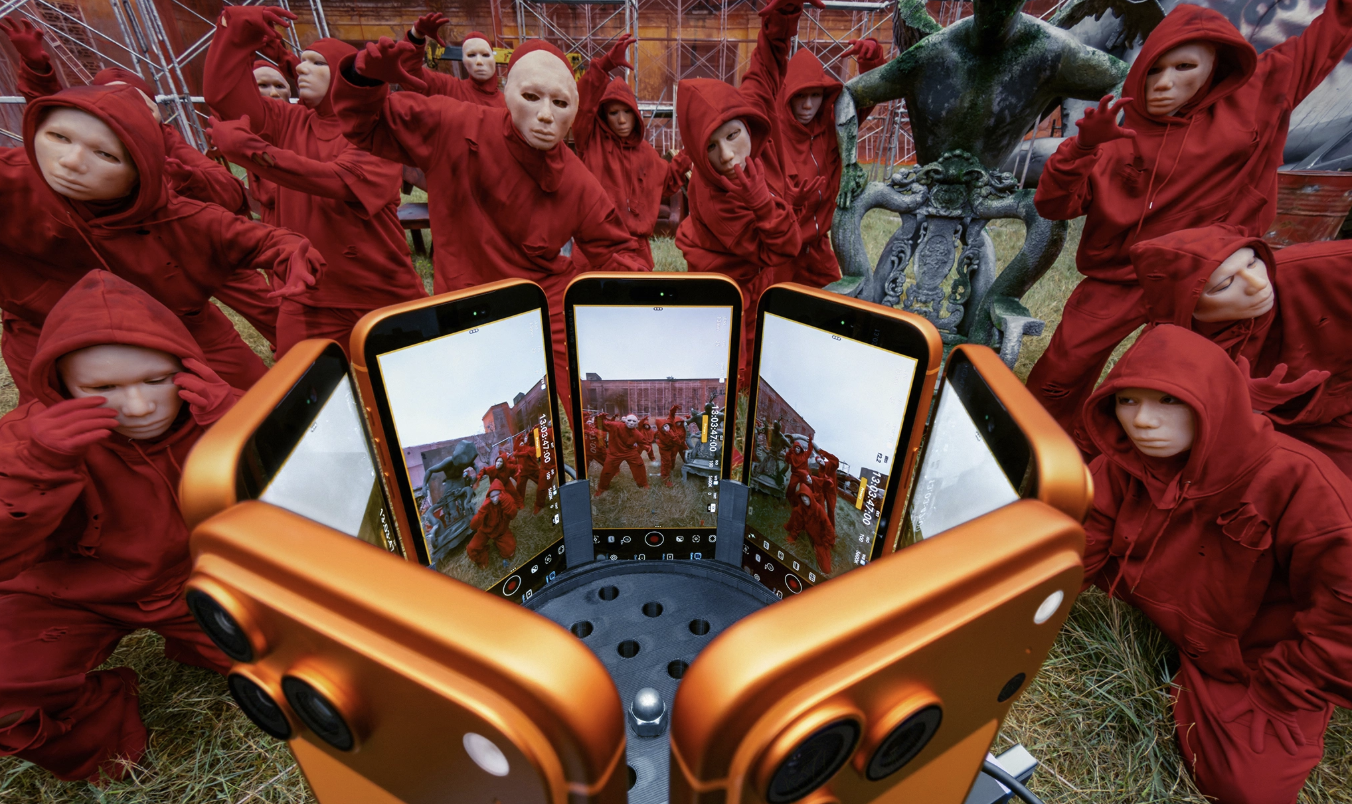 Bộ 8 chiếc iPhone 17 Pro (gồm 7 chiếc trong h&igrave;nh v&agrave; 1 chiếc gắn b&ecirc;n tr&ecirc;n) được gắn l&ecirc;n khung để thực hiện h&igrave;nh ảnh 360 độ.