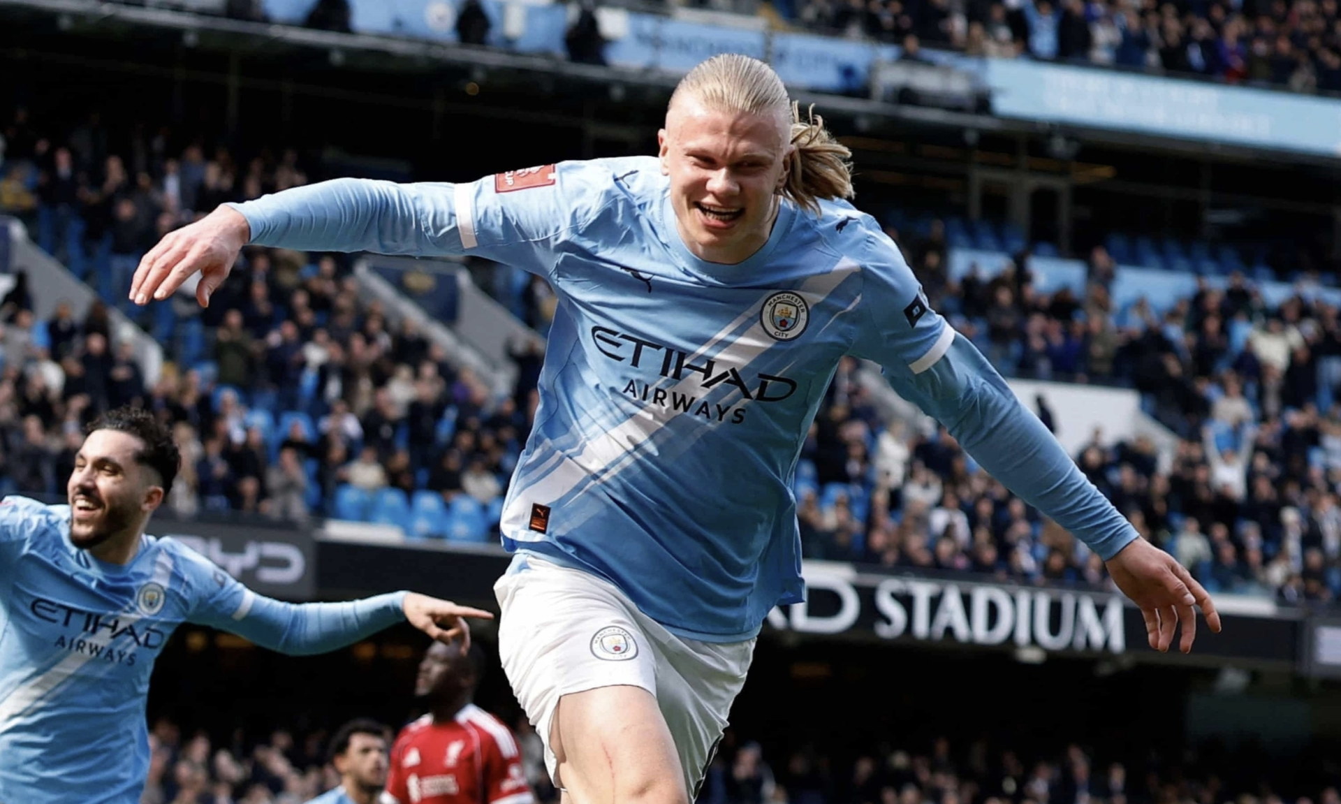 Haaland ăn mừng b&agrave;n mở tỷ số cho Man City trước Liverpool ở tứ kết Cup FA tr&ecirc;n s&acirc;n Etihad.