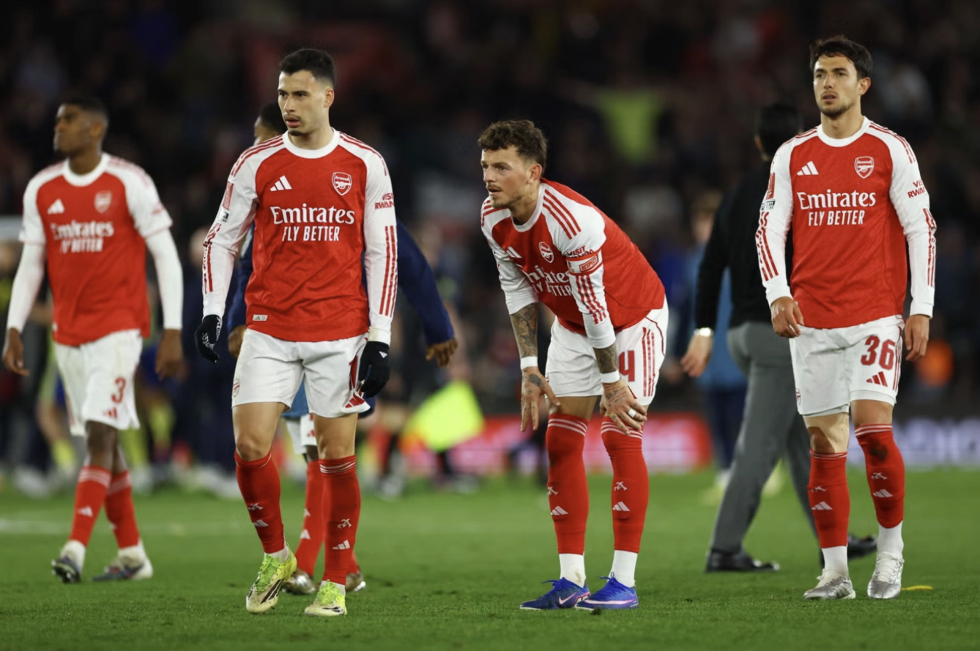 C&aacute;c cầu thủ Arsenal thất vọng sau trận thua Southampton 1-2 ở tứ kết Cup FA tr&ecirc;n s&acirc;n St Mary's.