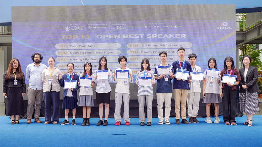 B&agrave; B&ugrave;i Thị Thu Trang, COO Trường Quốc tế True North c&ugrave;ng Ban Gi&aacute;m khảo trao huy chương cho c&aacute;c tranh biện vi&ecirc;n xuất sắc nhất.