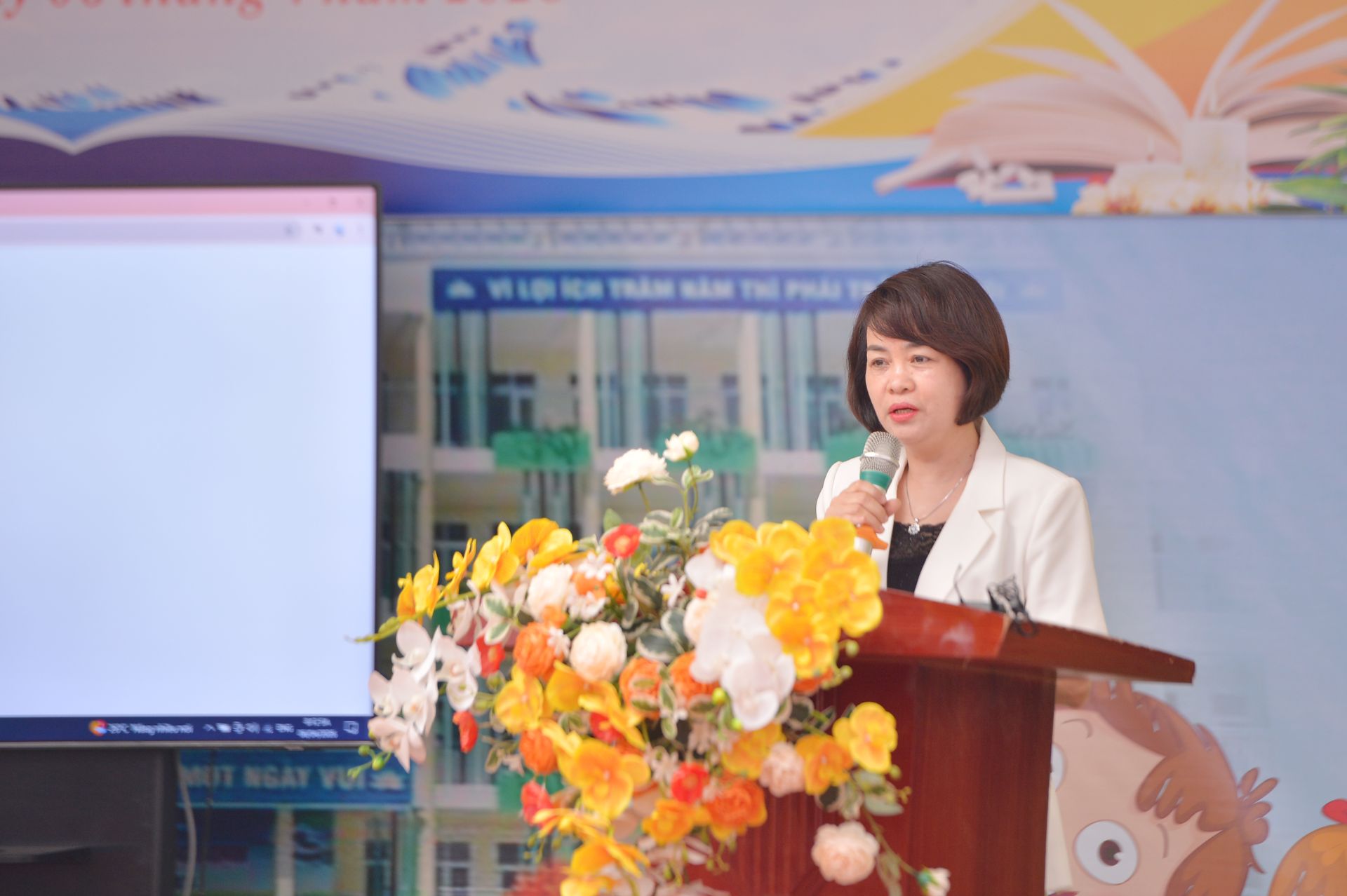 Nh&agrave; gi&aacute;o Nguyễn Thị Thảo, Hiệu trưởng Trường Tiểu học Văn Tiến Dũng ph&aacute;t biểu.