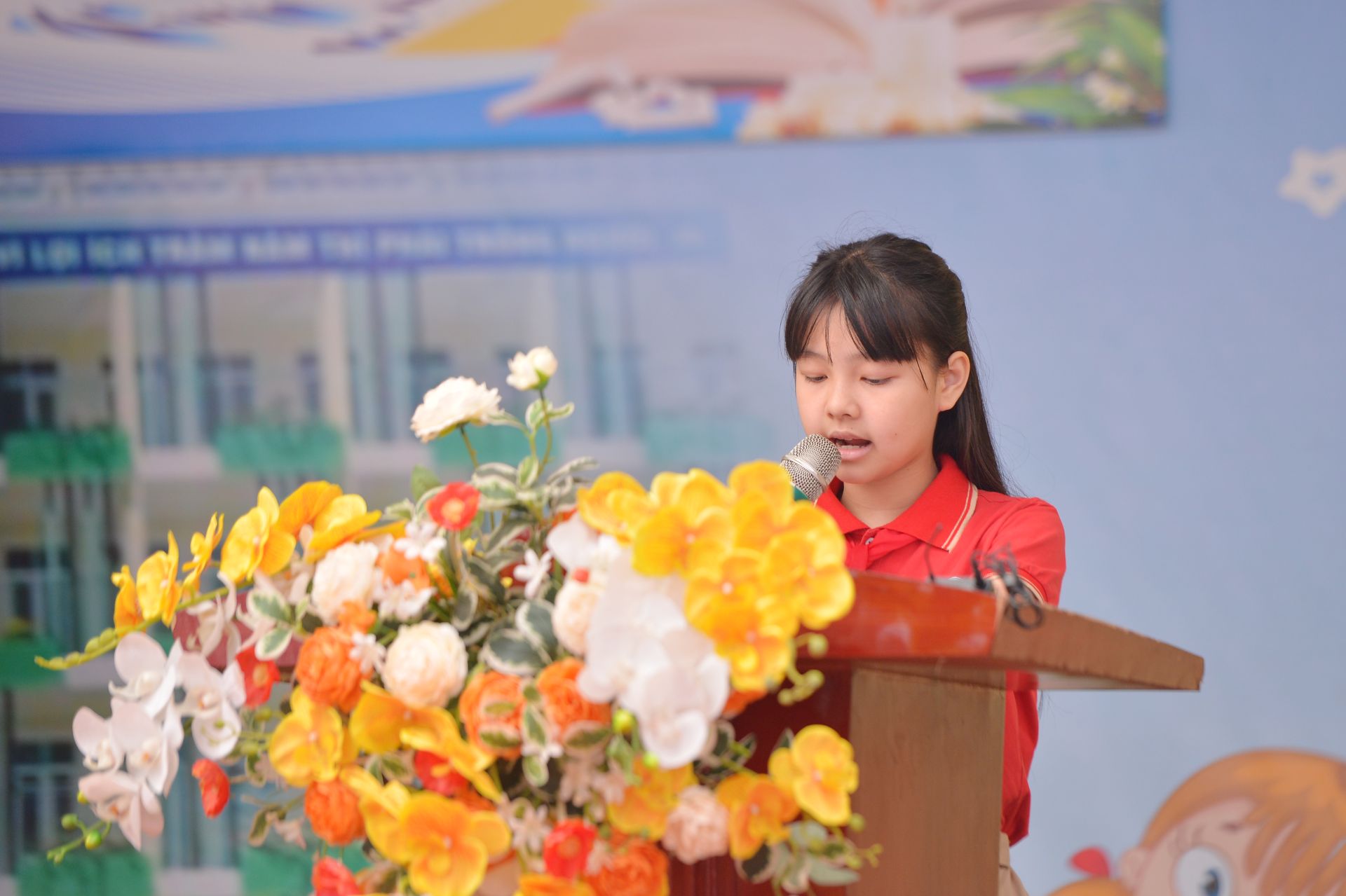 Trần V&acirc;n Anh, học sinh lớp 5A2 ph&aacute;t biểu.