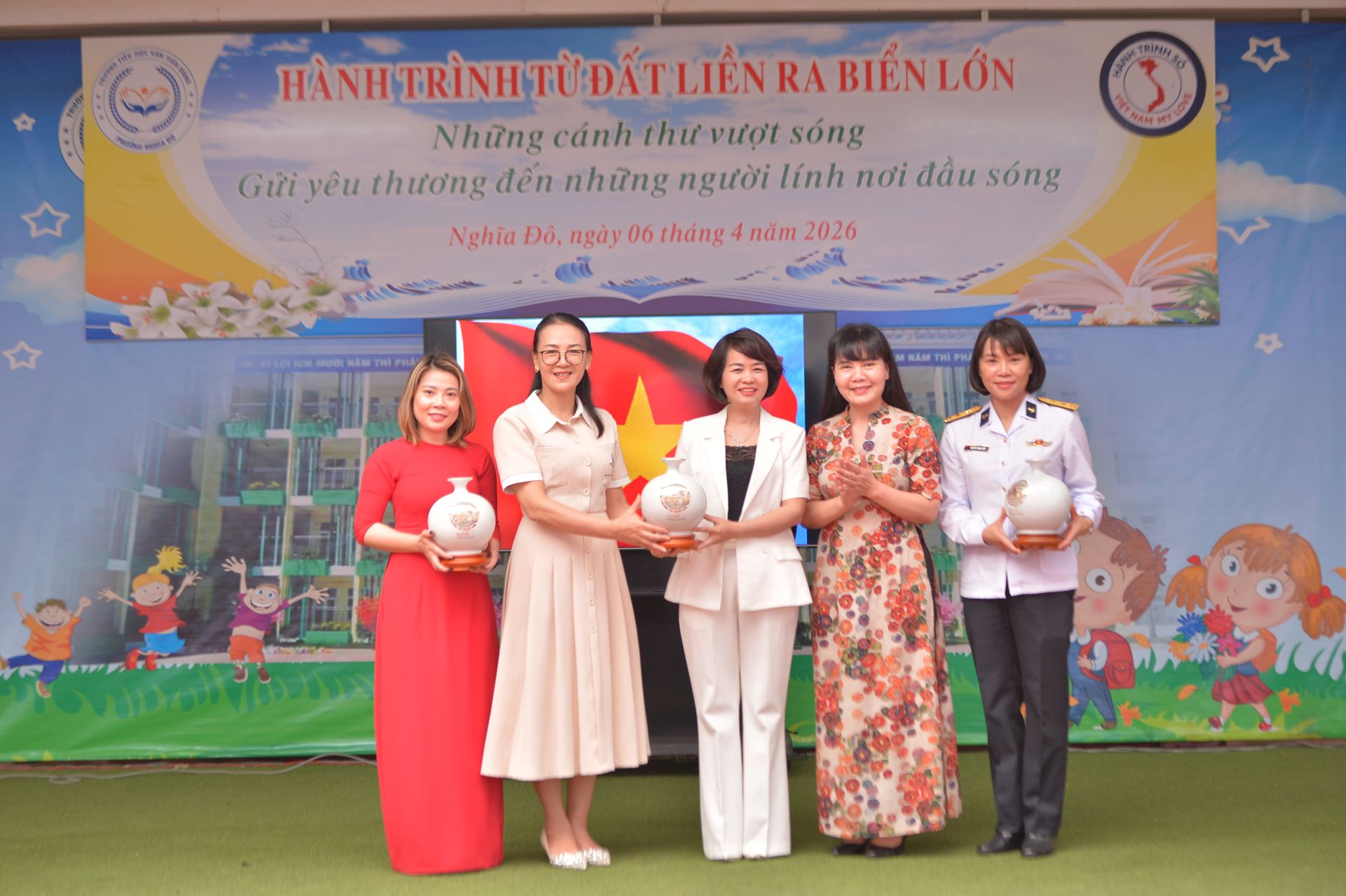 Nh&agrave; b&aacute;o Trần Thị Lan Phương - Ph&oacute; Tổng bi&ecirc;n tập B&aacute;o TNTP&NĐ trao tặng qu&agrave; lưu niệm đến c&aacute;c đơn vị.