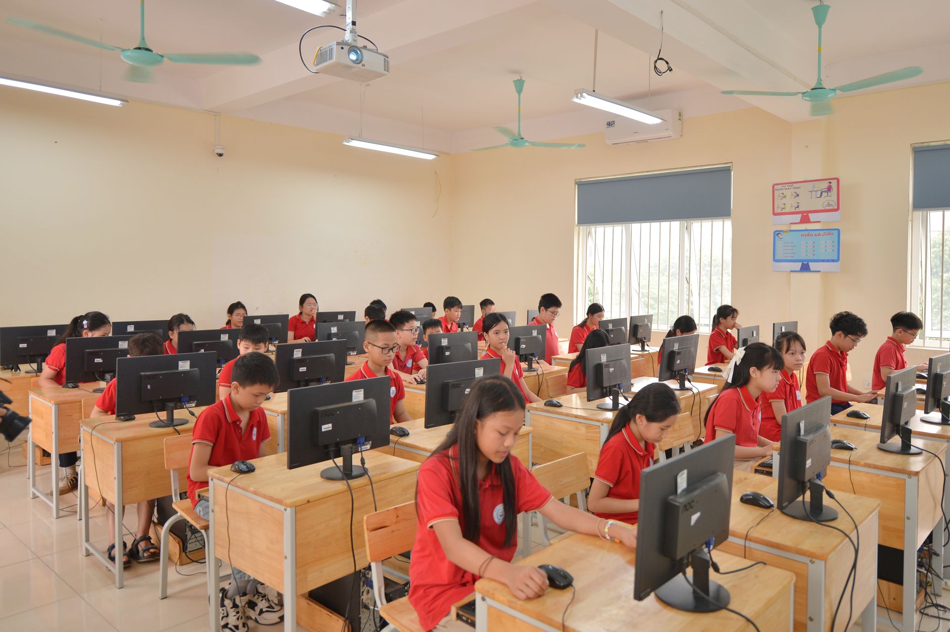 C&aacute;c bạn học sinh viết thư số gửi đến c&aacute;c ch&uacute; bộ đội tại đảo xa.