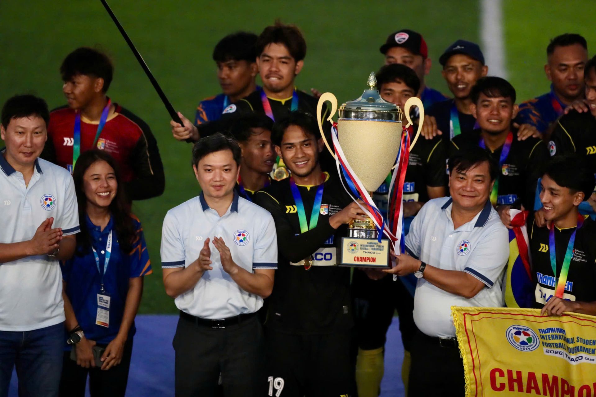 Anh Nguyễn Minh Triết, Ủy vi&ecirc;n dự khuyết T.Ư Đảng, B&iacute; thư thường trực T.Ư Đo&agrave;n, Chủ tịch T.Ư Hội Sinh vi&ecirc;n VN; nh&agrave; b&aacute;o Nguyễn Ngọc To&agrave;n, Tổng bi&ecirc;n tập B&aacute;o Thanh Ni&ecirc;n, &ocirc;ng Kim Sang-sik trao c&uacute;p.