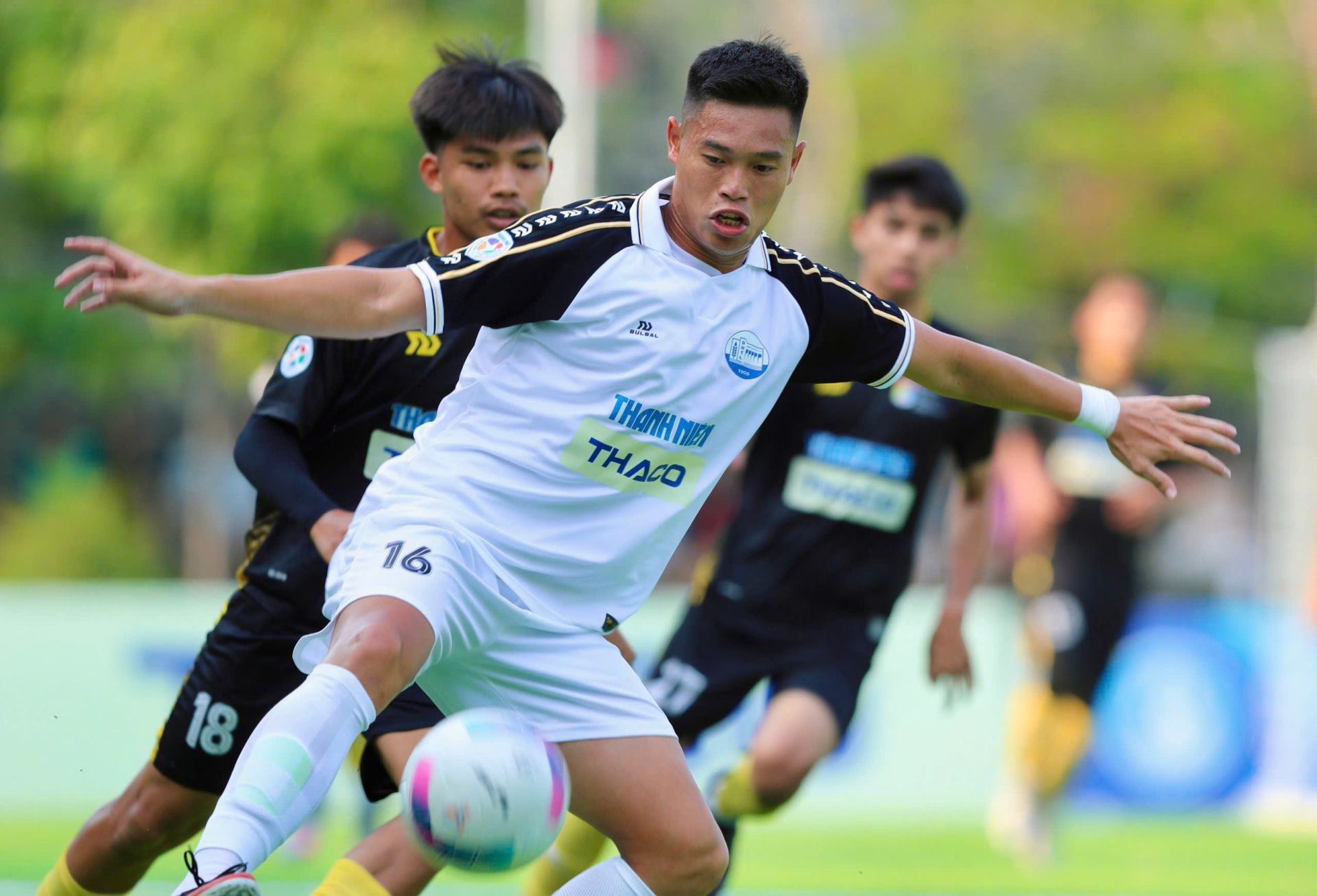 Cầu thủ đội ĐH Thủy Lợi -VN tranh b&oacute;ng với cầu thủ đội ĐH QG Malaysia trận chung kết.