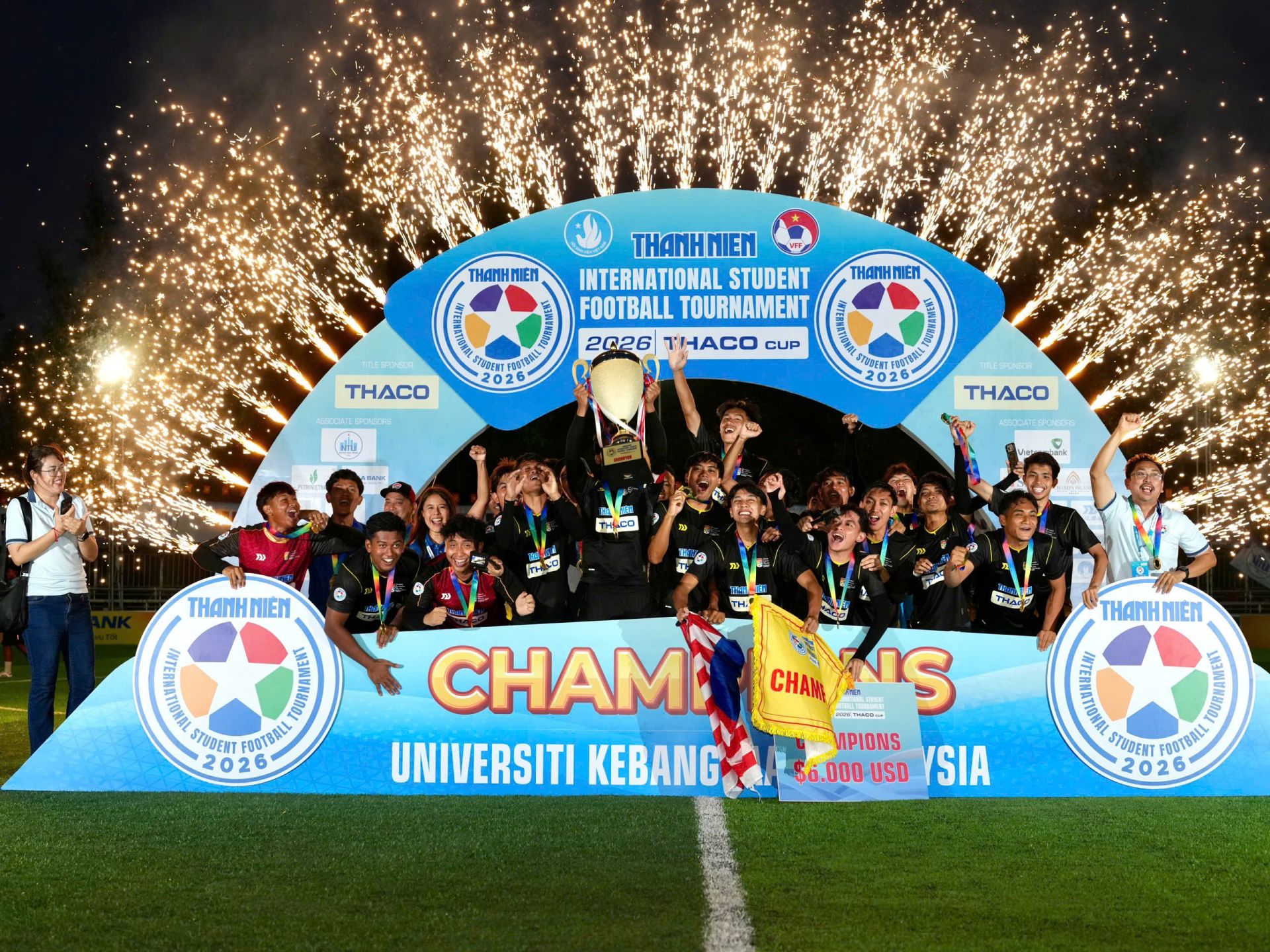 Đại học Qu&ocirc;́c gia Malaysia n&acirc;ng cao cúp v&ocirc; địch.