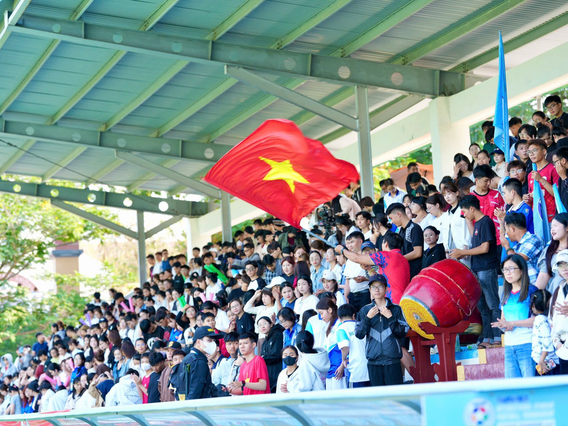 Đ&ocirc;ng đảo c&ocirc;̉ đ&ocirc;̣ng vi&ecirc;n đã đ&ecirc;́n c&ocirc;̉ vũ cho các đ&ocirc;̣i bóng.