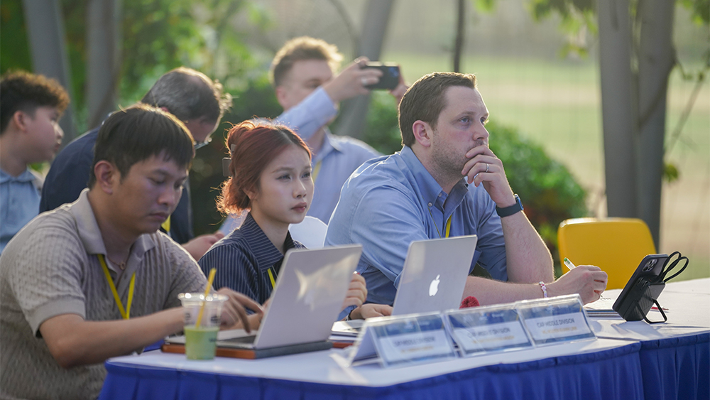 Đội ngũ Gi&aacute;m khảo chuy&ecirc;n m&ocirc;n đang tập trung cao độ để t&igrave;m ra chủ nh&acirc;n xứng đ&aacute;ng của chiếc c&uacute;p V&ocirc; địch.