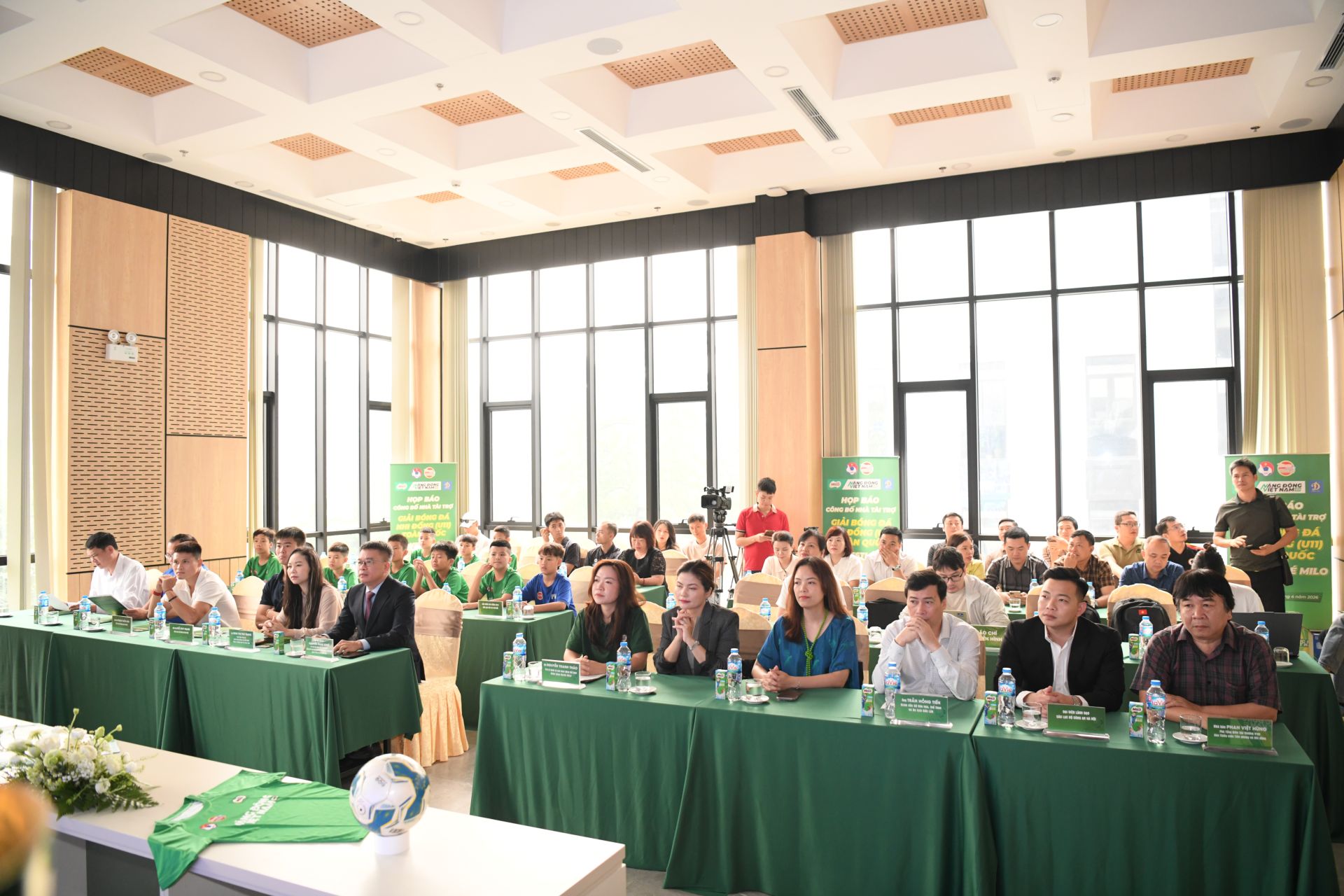 Quang cảnh chương trình họp báo khởi đ&ocirc;̣ng Giải Bóng đá Nhi đ&ocirc;̀ng (U11)