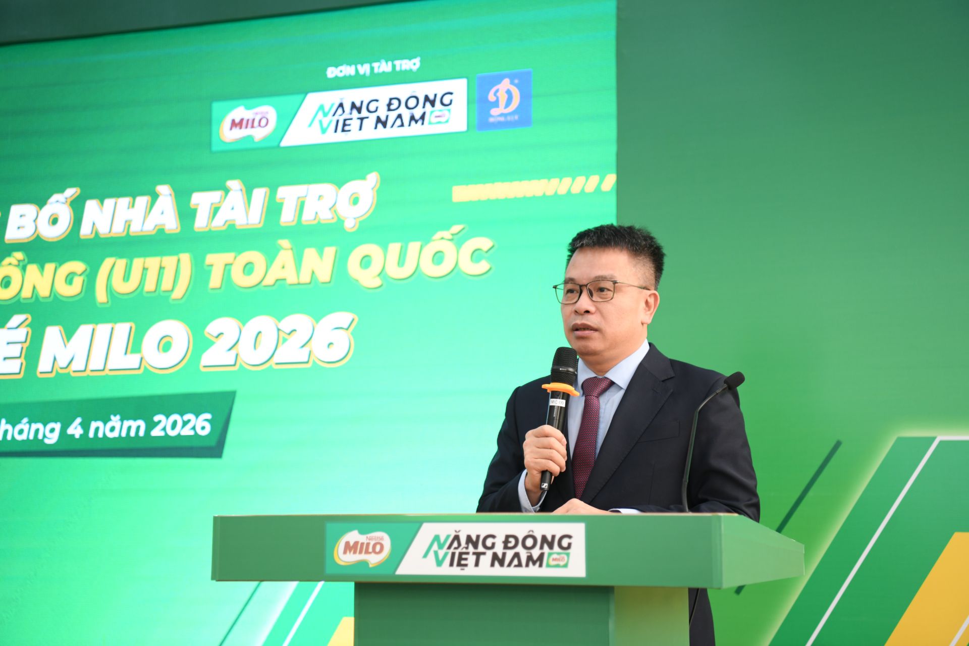 Nhà văn, nhà báo Nguy&ecirc;̃n Phan Khu&ecirc; phát bi&ecirc;̉u tại bu&ocirc;̉i l&ecirc;̃.