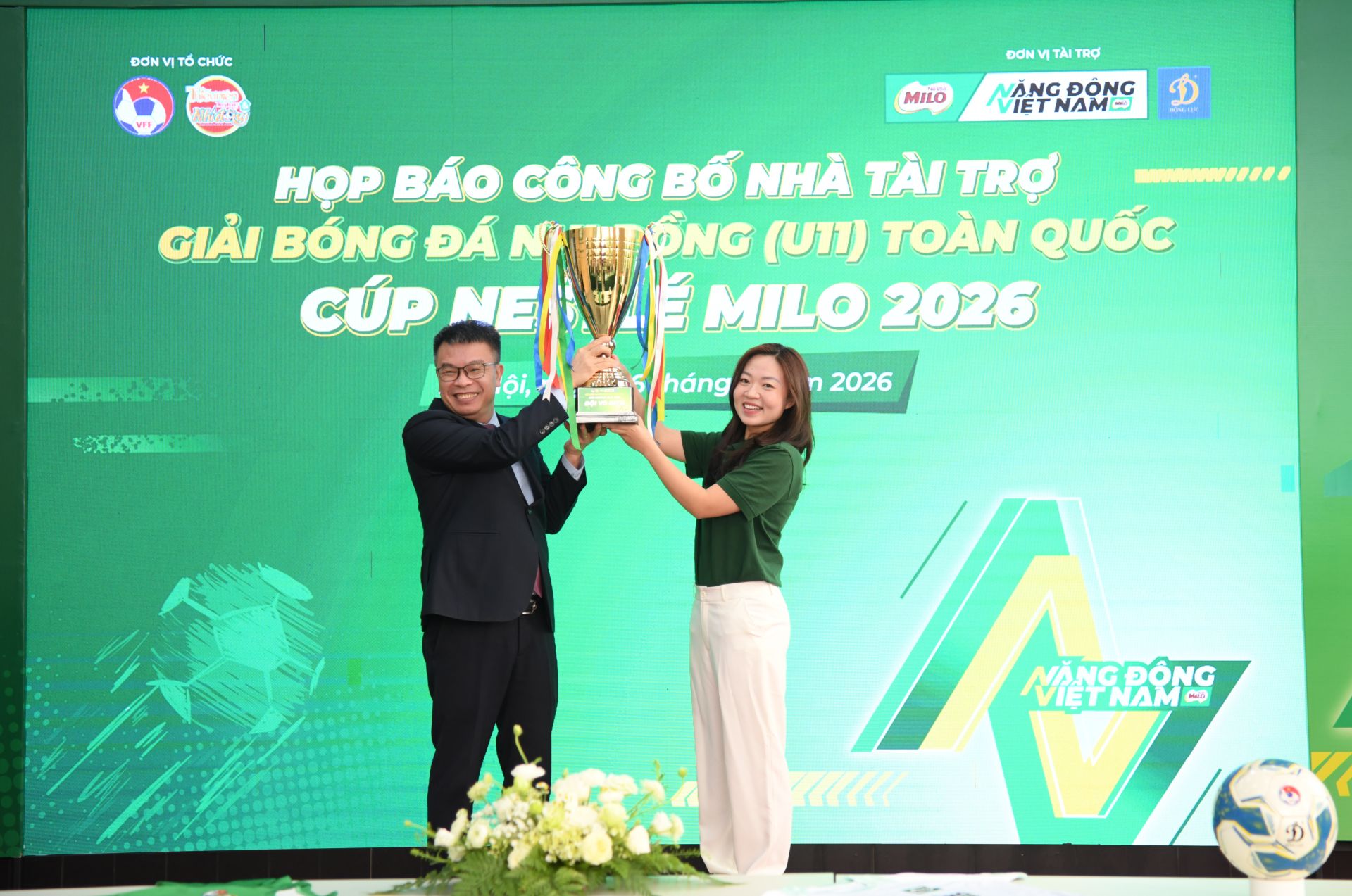 Ban T&ocirc;̉ chức ra mắt chi&ecirc;́c cúp v&ocirc; địch của giải đ&acirc;́u.