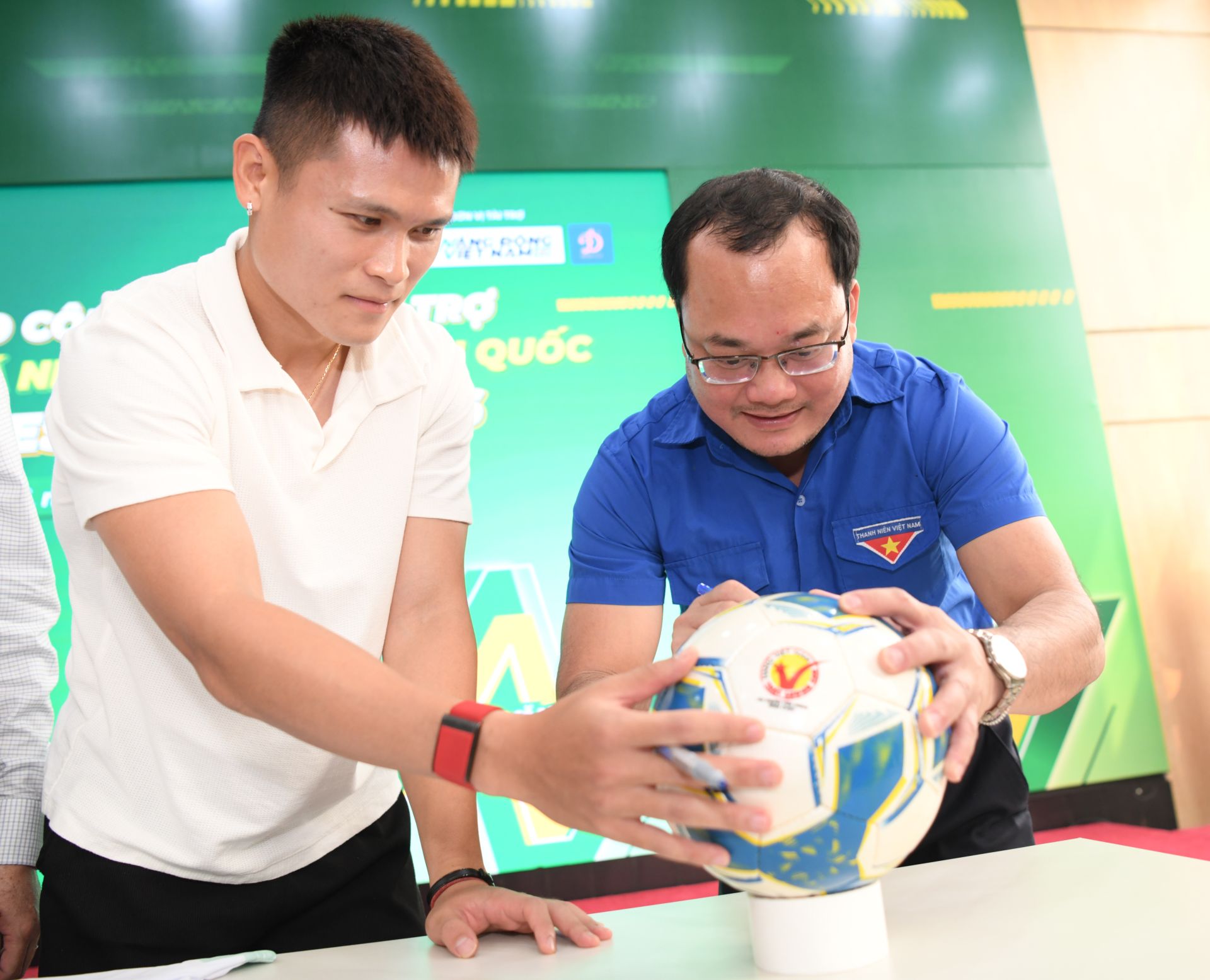 Các đại bi&ecirc;̉u, c&acirc;̀u thủ thực hi&ecirc;̣n nghi thức ký vào bóng và áo đ&acirc;́u chính thức của giải.