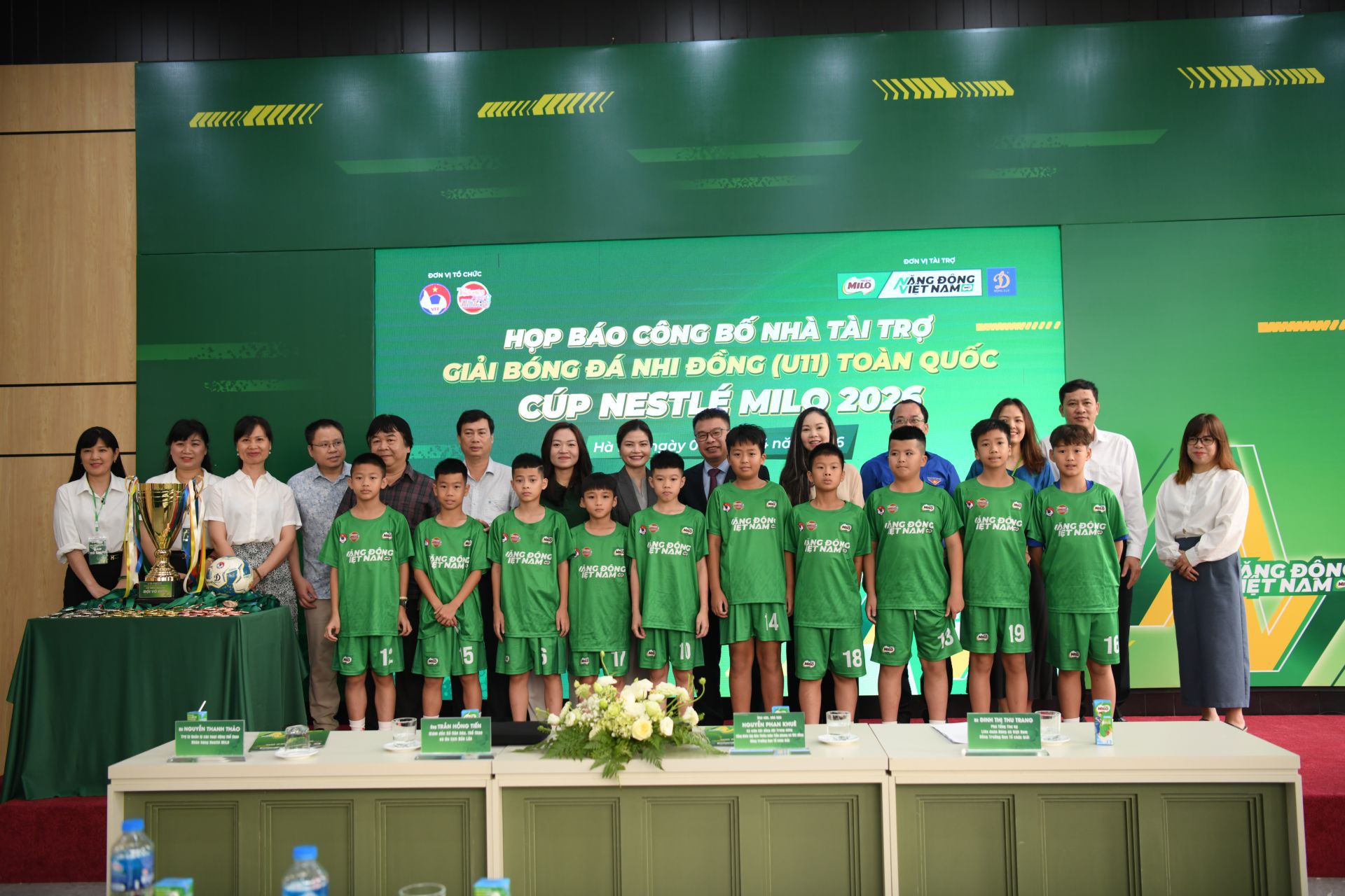 Các đại bi&ecirc;̉u chụp ảnh lưu ni&ecirc;̣m cùng các c&acirc;̀u thủ nhí.