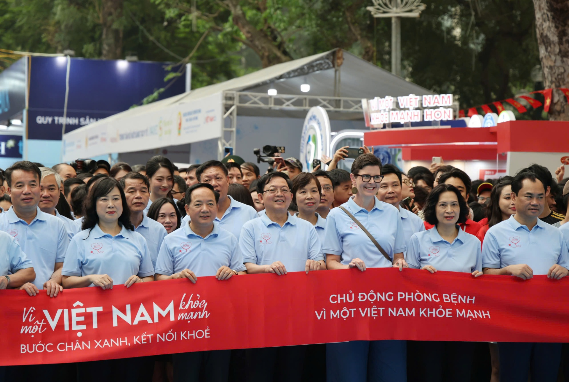 C&aacute;c đại biểu v&agrave; h&agrave;ng ngh&igrave;n người d&acirc;n c&ugrave;ng hưởng ứng đi bộ.