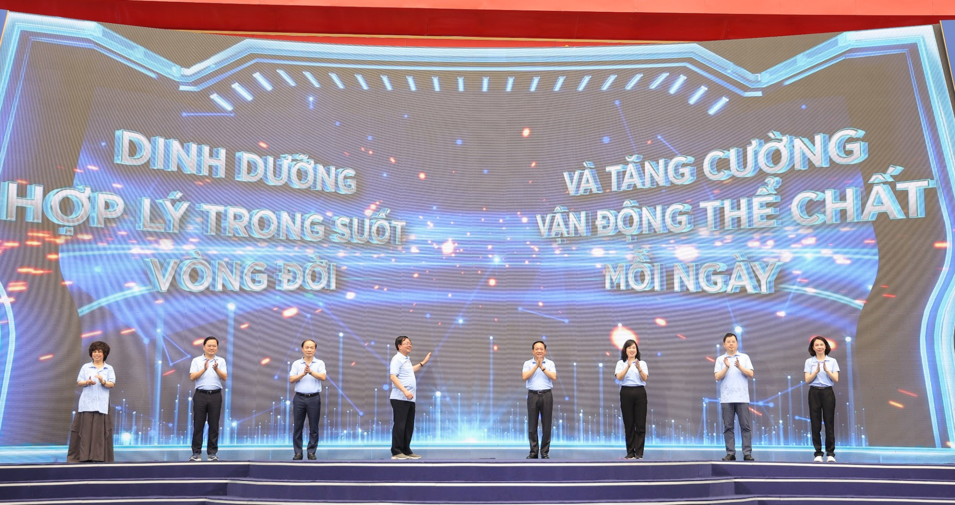 C&aacute;c đại biểu thực hiện nghi thức Ph&aacute;t động Ng&agrave;y Sức khỏe to&agrave;n d&acirc;n.