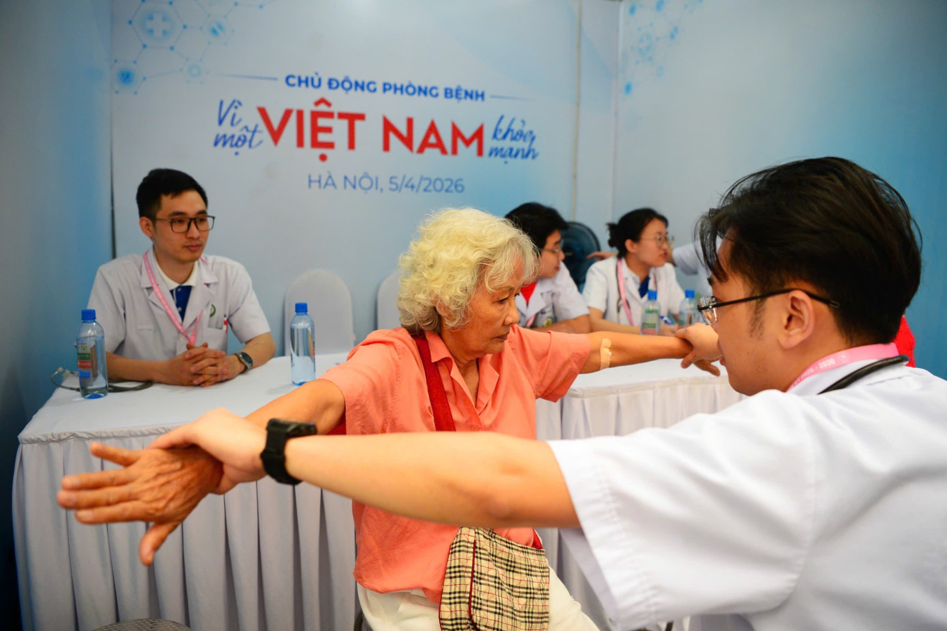 Người d&acirc;n được kh&aacute;m, tư vấn sức khỏe miễn ph&iacute; tại buổi lễ.