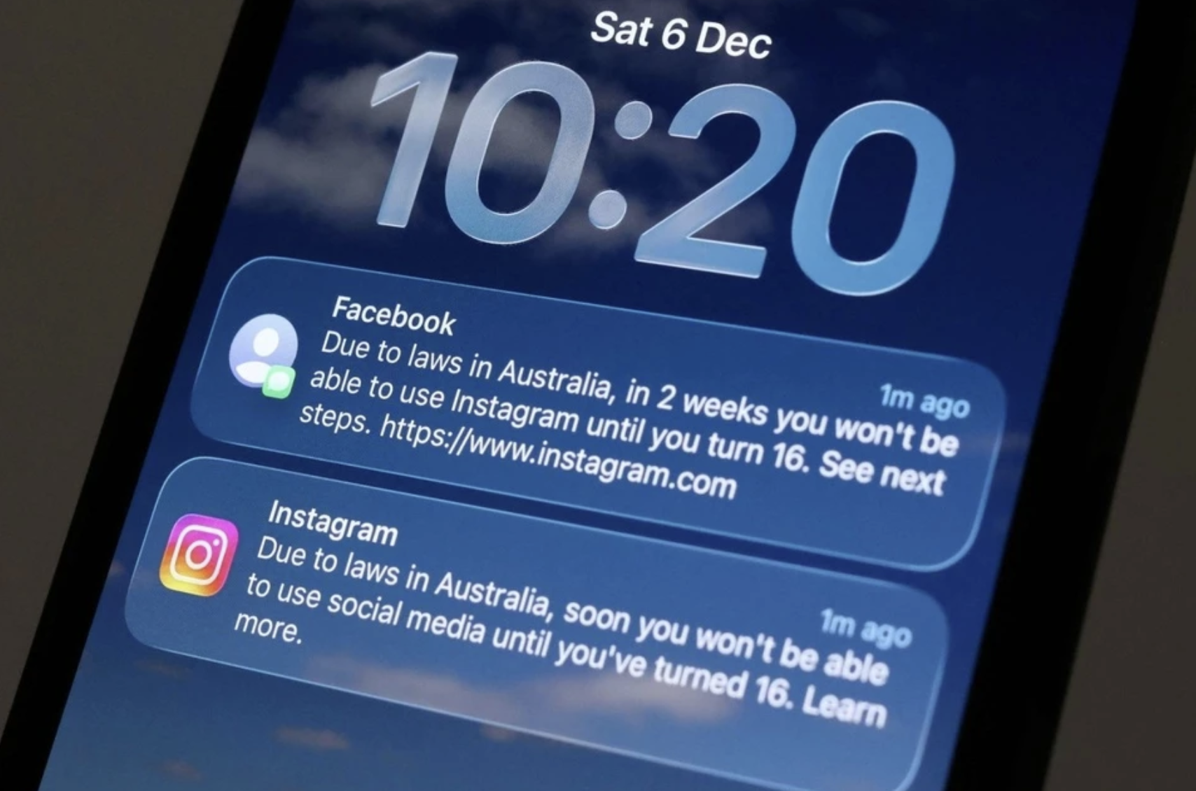 Th&ocirc;ng b&aacute;o từ mạng x&atilde; hội về việc kh&oacute;a t&agrave;i khoản theo quy định của Australia.