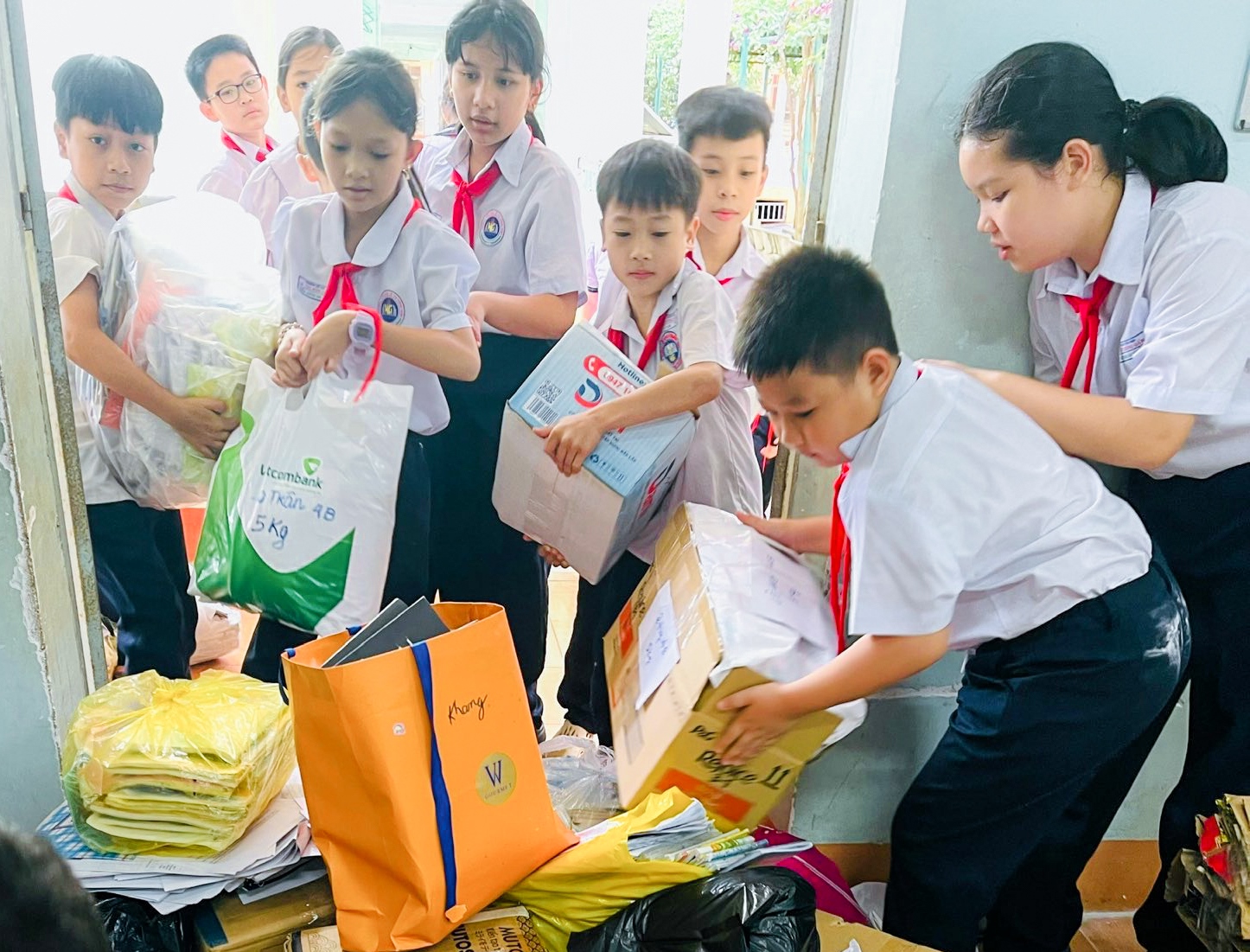 Tinh thần &ldquo;l&aacute; l&agrave;nh đ&ugrave;m l&aacute; r&aacute;ch&rdquo;, chia sẻ y&ecirc;u thương được c&aacute;c bạn học sinh hưởng ứng bằng việc t&iacute;ch cực tham gia c&aacute;c phong tr&agrave;o Đội.