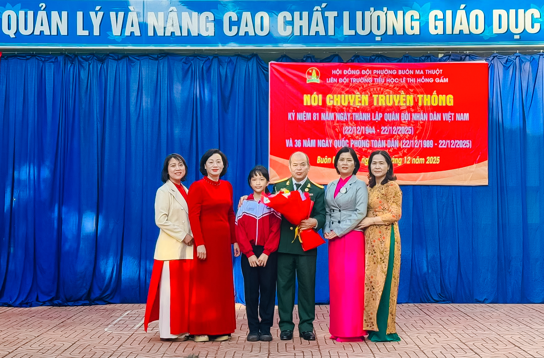 Truyền thống tốt đẹp, nh&acirc;n văn &ldquo;uống nước nhớ nguồn&rdquo; được c&ocirc; v&agrave; tr&ograve; nh&agrave; trường duy tr&igrave; thường xuy&ecirc;n.
