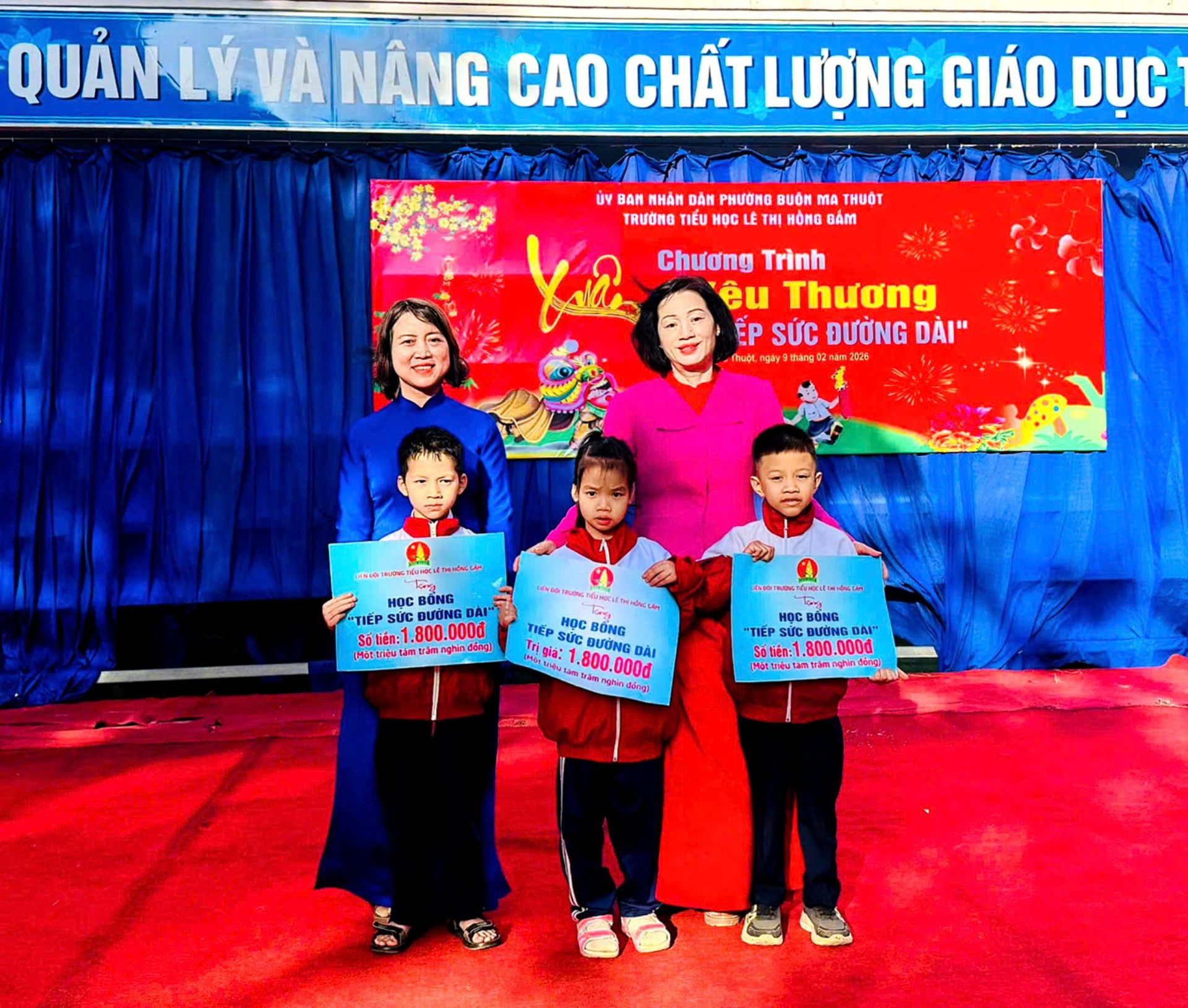 Nh&agrave; gi&aacute;o Nguyễn Thị Quy - B&iacute; thư Chi bộ, Hiệu trưởng nh&agrave; trường c&ugrave;ng c&ocirc; Vũ Thị Kh&aacute;nh Hồng - Gi&aacute;o vi&ecirc;n Tổng phụ tr&aacute;ch Đội trao học bổng tiếp sức đường d&agrave;i cho c&aacute;c bạn học sinh c&oacute; ho&agrave;n cảnh kh&oacute; khăn.