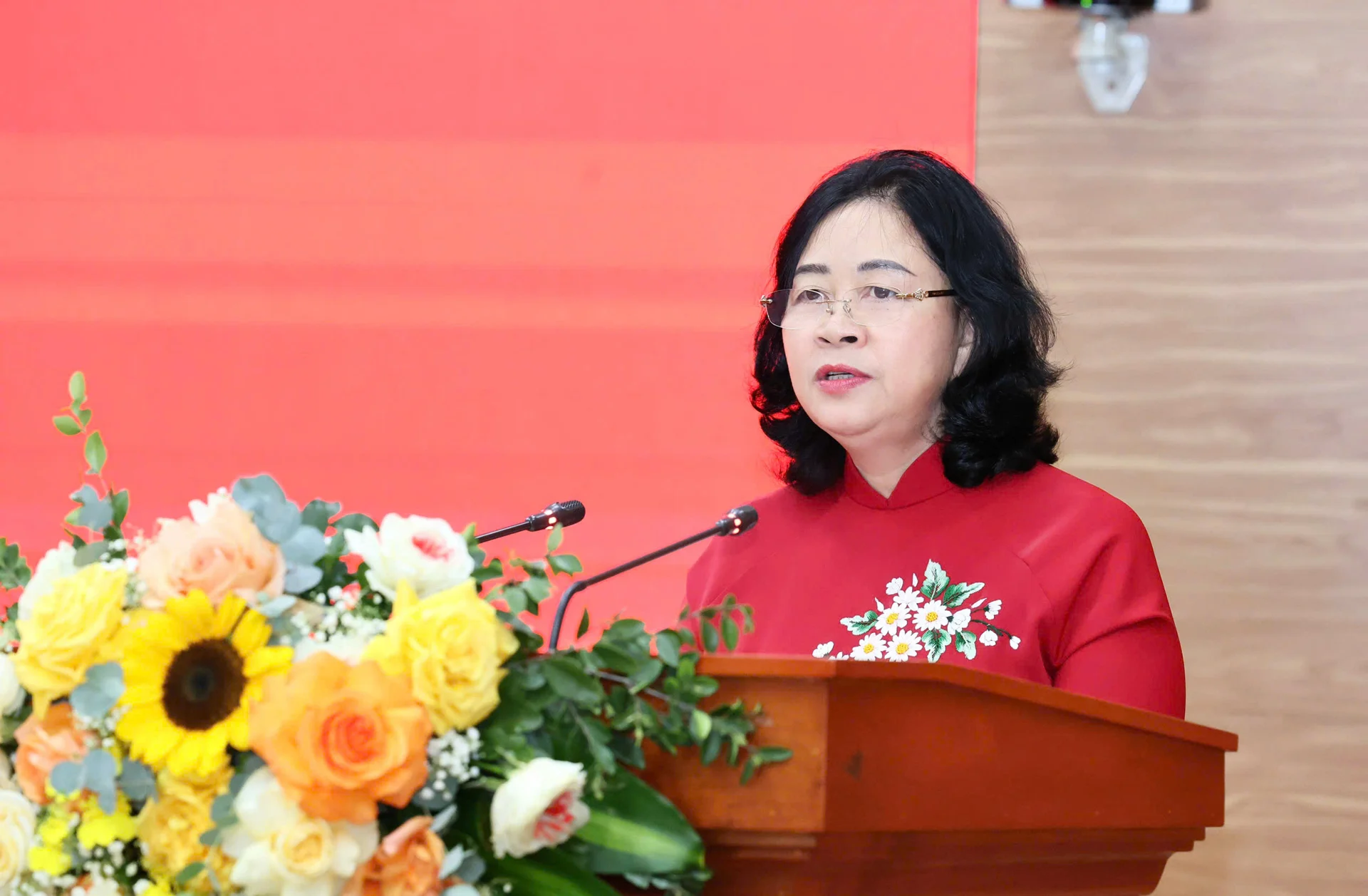 B&aacute;c B&ugrave;i Thị Minh Ho&agrave;i ph&aacute;t biểu tại buổi lễ