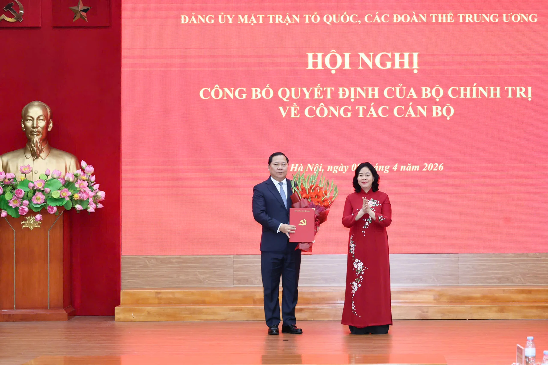 B&ugrave;i Thị Minh Ho&agrave;i trao Quyết định của Bộ Ch&iacute;nh trị bổ nhiệm đồng ch&iacute; Nguyễn Phi Long giữ chức Ph&oacute; B&iacute; thư Thường trực Đảng ủy MTTQ, c&aacute;c đo&agrave;n thể Trung ương.