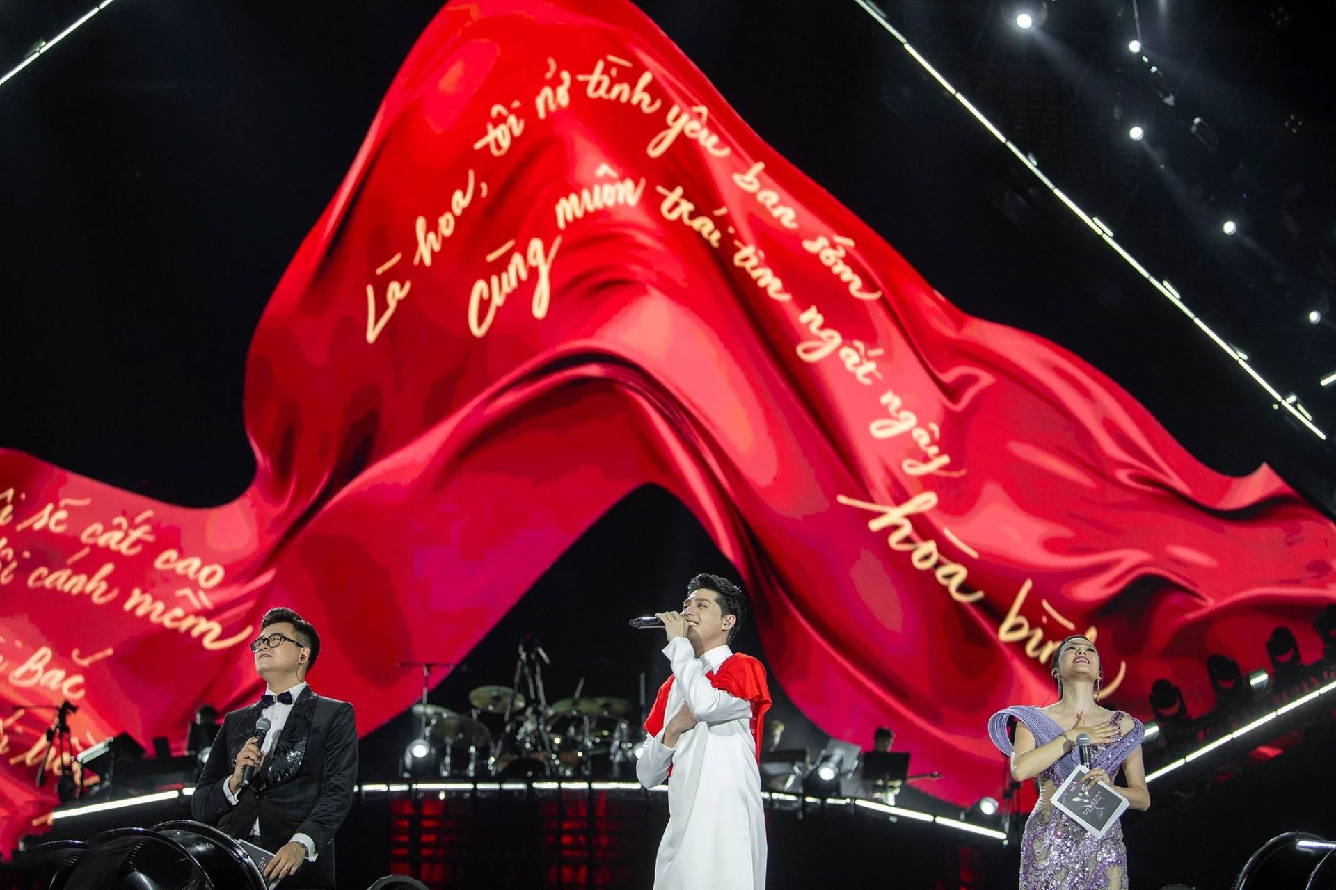 Mỗi t&aacute;c phẩm nghệ thuật đều c&oacute; sức mạnh hiệu triệu l&ograve;ng y&ecirc;u nước. 