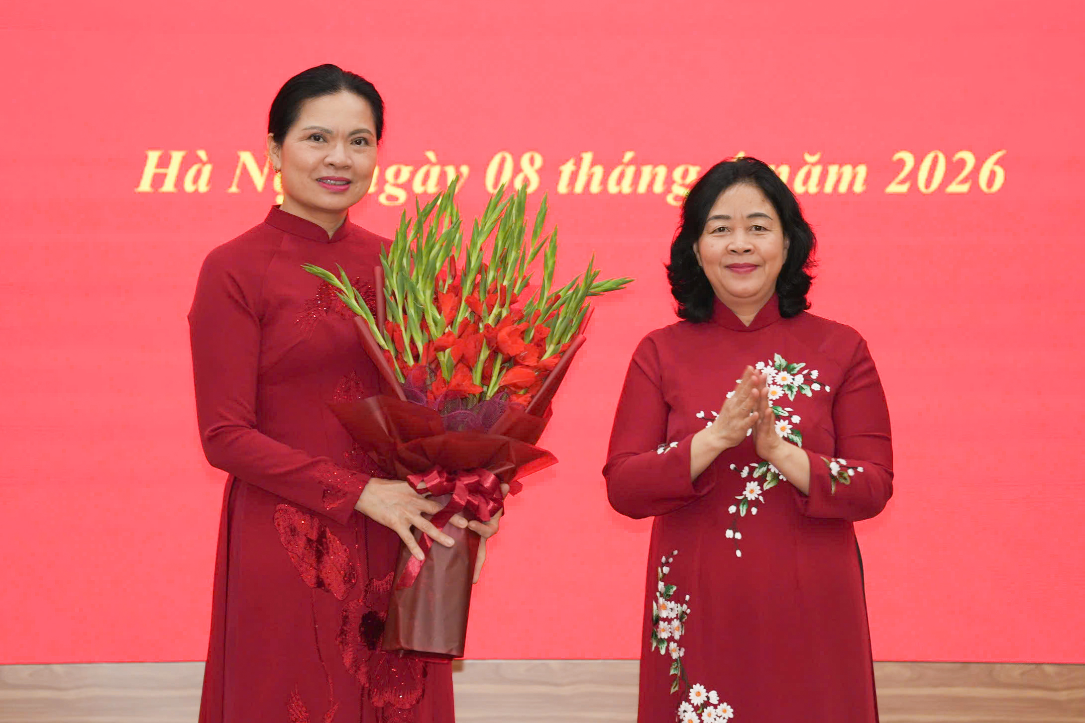  B&ugrave;i Thị Minh Ho&agrave;i - Ủy vi&ecirc;n Bộ Ch&iacute;nh trị, B&iacute; thư Trung ương Đảng, B&iacute; thư Đảng ủy MTTQ, c&aacute;c đo&agrave;n thể Trung ương, Chủ tịch Ủy ban Trung ương MTTQ Việt Nam tặng hoa đồng ch&iacute; H&agrave; Thị Nga đ&atilde; ho&agrave;n th&agrave;nh xuất sắc nhiệm vụ Ph&oacute; B&iacute; thư Thường trực Đảng ủy MTTQ, c&aacute;c đo&agrave;n thể Trung ương.