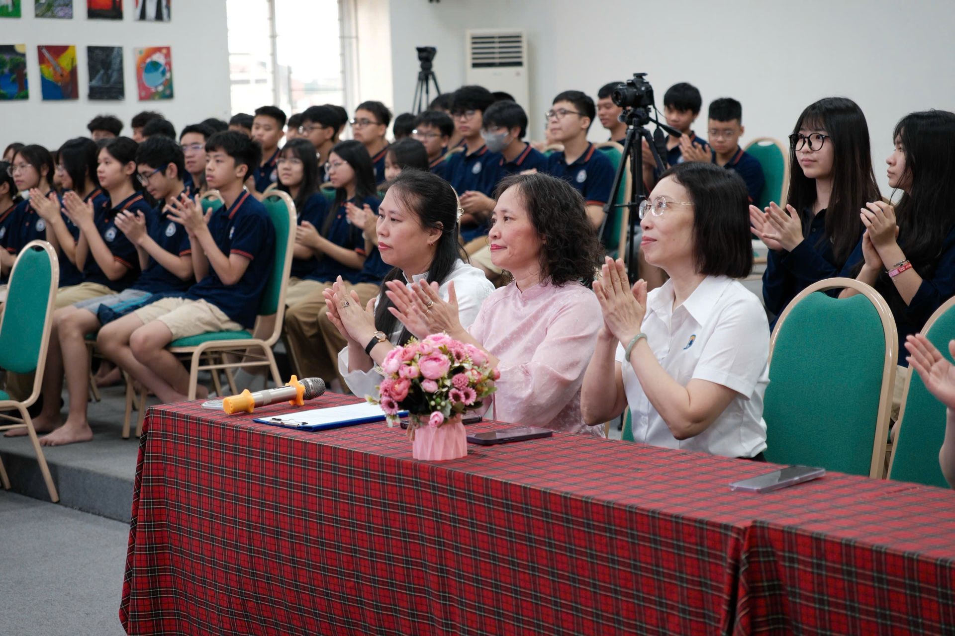 B&agrave; N&ocirc;ng Th&uacute;y H&ograve;a - Chủ tịch Hội đồng Trường c&ugrave;ng đội ngũ gi&aacute;o vi&ecirc;n tiếng Anh v&agrave; học sinh khối 8 trường Tiểu học v&agrave; THCS T&acirc;y H&agrave; Nội tham gia chương tr&igrave;nh khảo s&aacute;t, trải nghiệm m&ocirc; h&igrave;nh học tập tiếng Anh ứng dụng AI.
