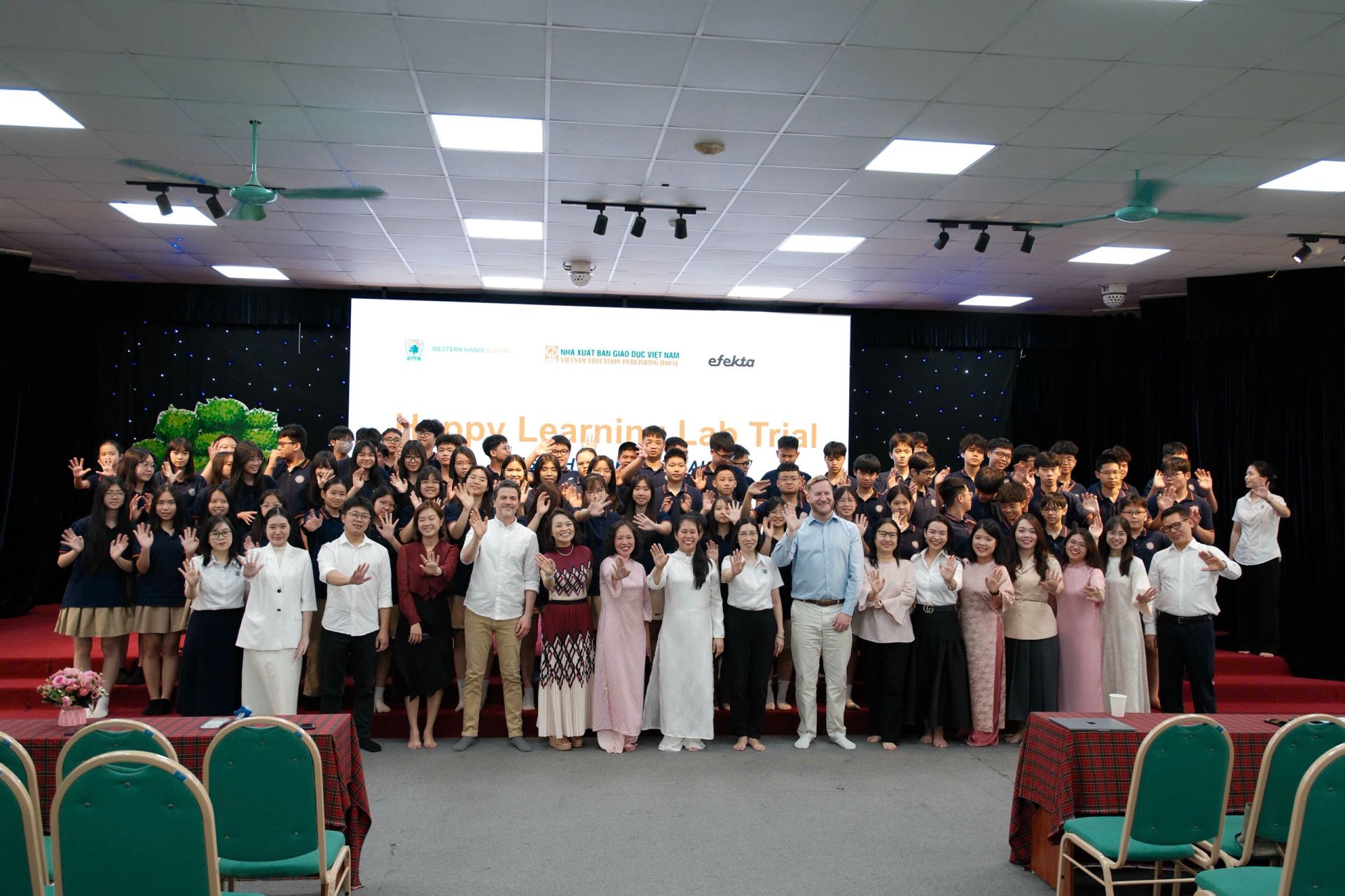 Đại diện Nh&agrave; xuất bản Gi&aacute;o dục Việt Nam, Efekta Education c&ugrave;ng Ban Gi&aacute;m hiệu, gi&aacute;o vi&ecirc;n v&agrave; học sinh trường Tiểu học v&agrave; THCS T&acirc;y H&agrave; Nội chụp ảnh lưu niệm tại chương tr&igrave;nh.