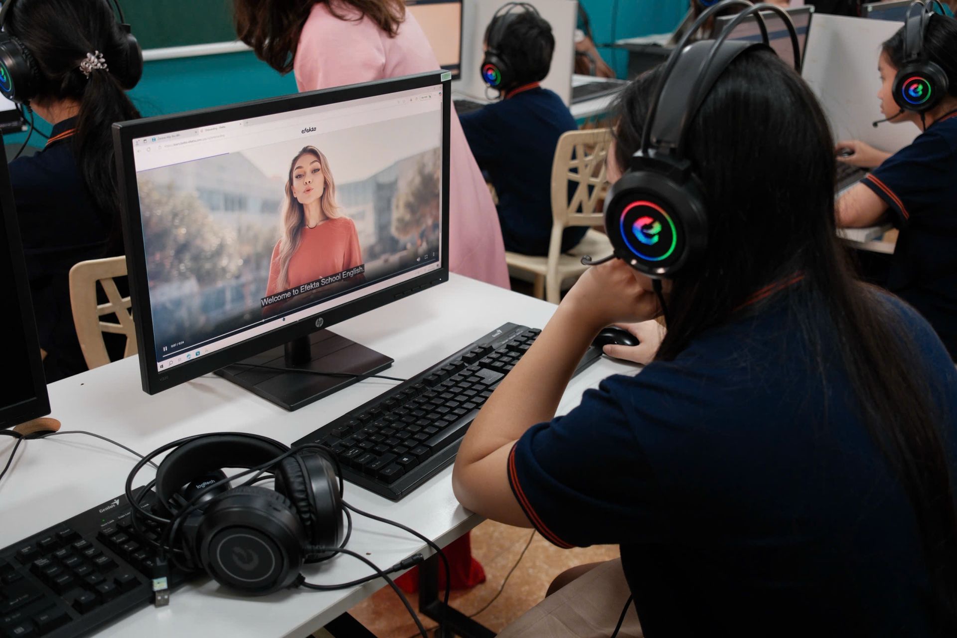 C&aacute;c bạn học sinh khối 8 của trường Tiểu học v&agrave; THCS T&acirc;y H&agrave; Nội tham gia hoạt động đ&aacute;nh gi&aacute; đầu v&agrave;o, được trải nghiệm tiết học v&agrave; theo d&otilde;i tiến độ học tập. 