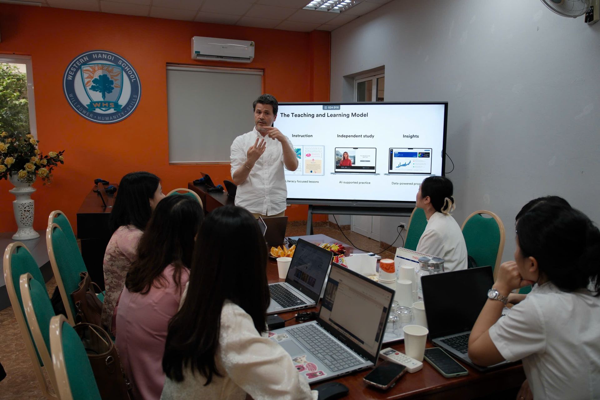 C&aacute;c chuy&ecirc;n gia gi&aacute;o dục v&agrave; gi&aacute;o vi&ecirc;n sẽ phối hợp điều chỉnh m&ocirc; h&igrave;nh để ph&ugrave; hợp với điều kiện thực tế của nh&agrave; trường, từ cấu tr&uacute;c tiết học đến năng lực giảng dạy v&agrave; cơ sở vật chất.