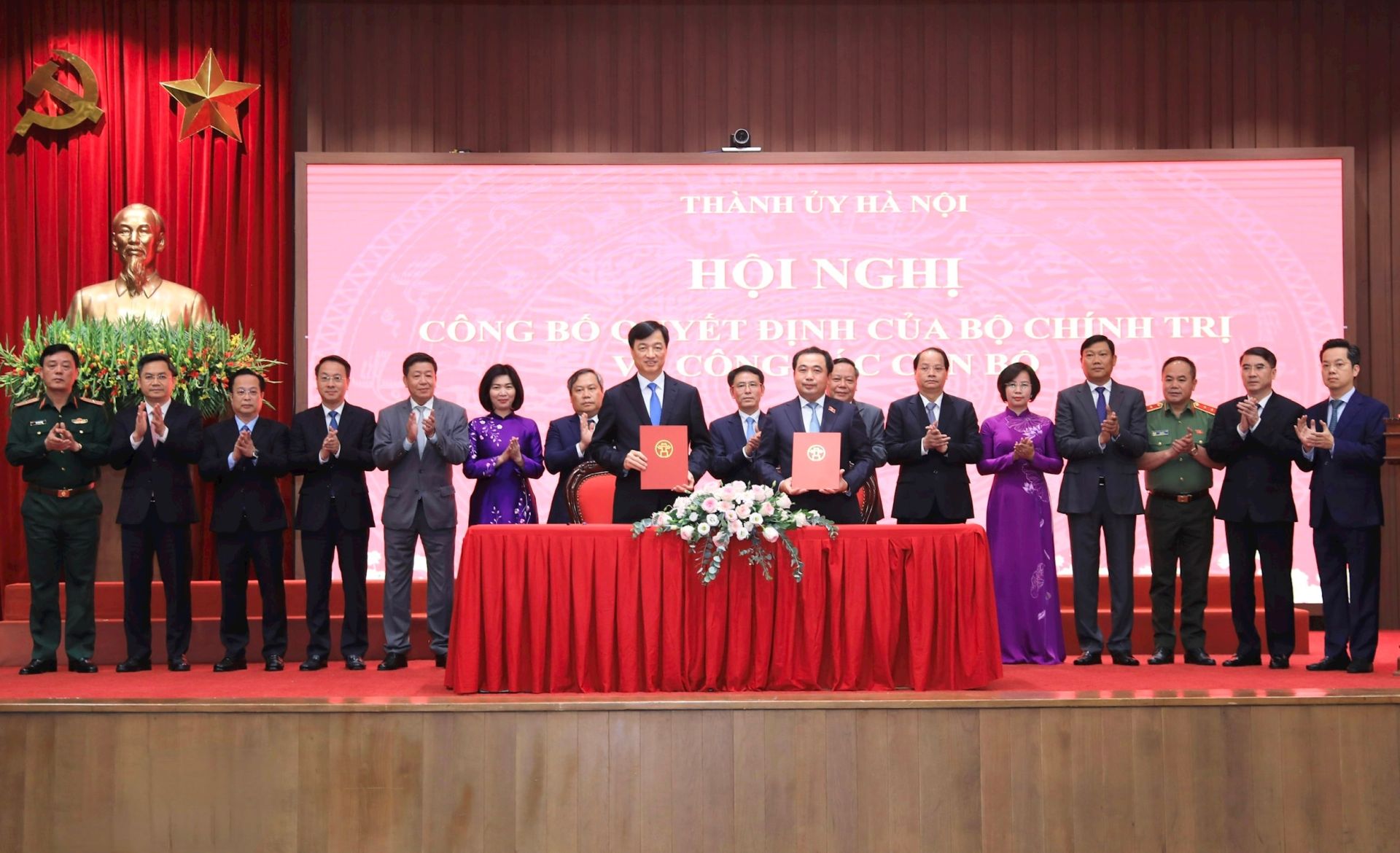 Nguyễn Duy Ngọc v&agrave; đồng ch&iacute; Trần Đức Thắng k&yacute; Bi&ecirc;n bản b&agrave;n giao nhiệm vụ B&iacute; thư Th&agrave;nh ủy H&agrave; Nội.