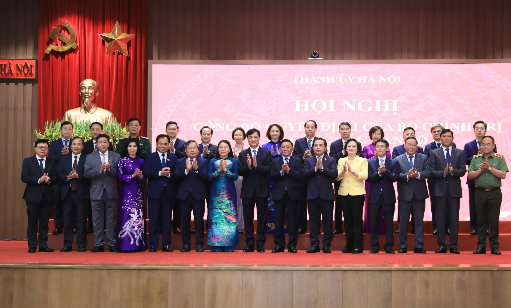 C&aacute;c b&aacute;c l&atilde;nh đạo Trung ương v&agrave; th&agrave;nh phố H&agrave; Nội tại hội nghị. 