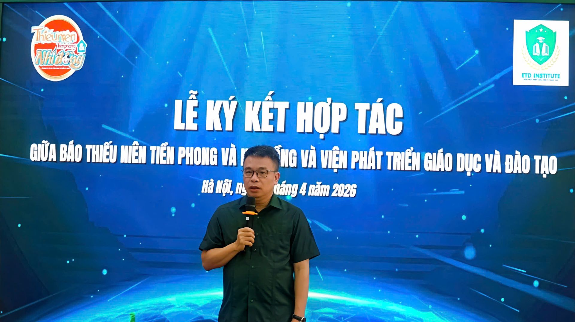 Nh&agrave; văn, nh&agrave; b&aacute;o Nguyễn Phan Khu&ecirc; &ndash; Tổng Bi&ecirc;n tập B&aacute;o TNTP&NĐ ph&aacute;t biểu tại lễ k&yacute; kết.