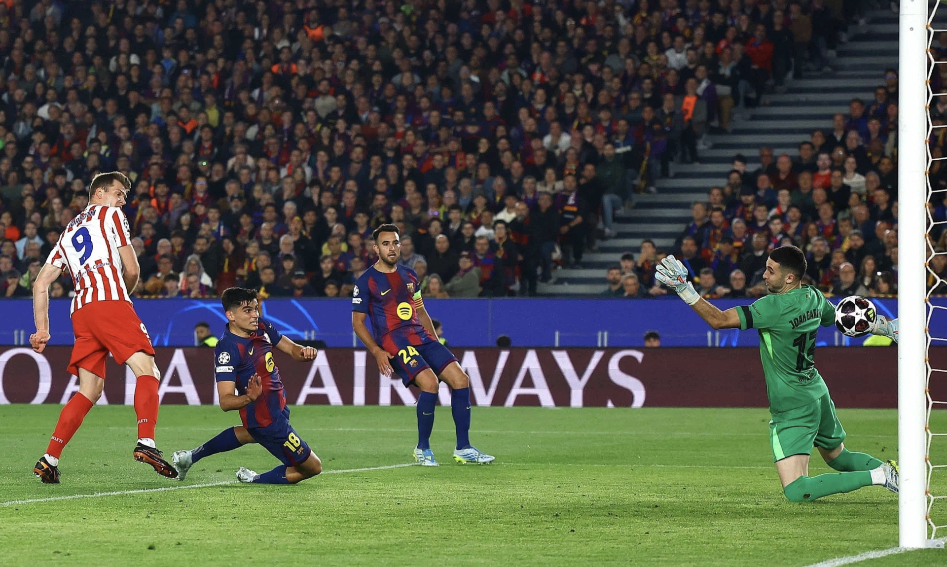 T&igrave;nh huống Sorloth n&acirc;ng tỷ số l&ecirc;n 2-0 cho Atletico Madrid.