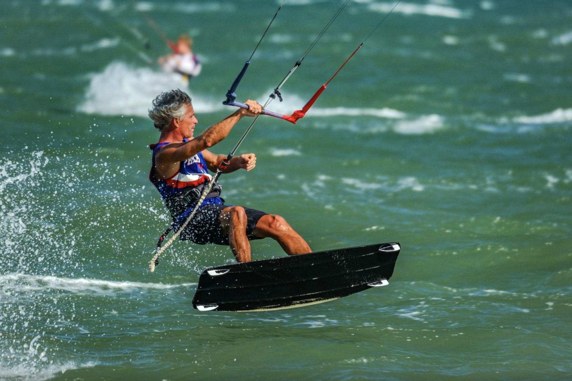 Du kh&aacute;ch nước ngo&agrave;i chơi thể thao biển ở Mũi N&eacute;.