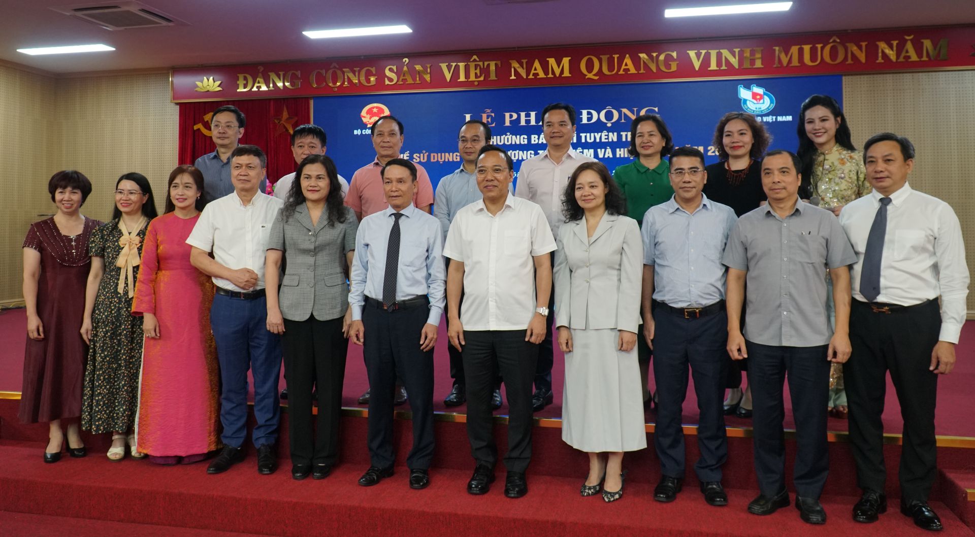 Đại diện Ban Tổ chức, c&aacute;c hội, hiệp hội hoạt động trong lĩnh vực tiết kiệm năng lượng chụp ảnh lưu niệm.