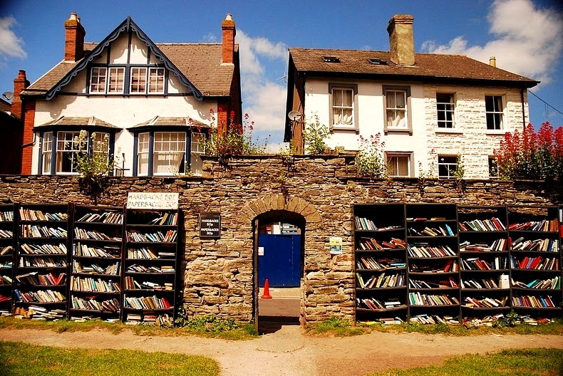 Hay-on-Wye, một c&aacute;i t&ecirc;n đ&atilde; trở th&agrave;nh biểu tượng đối với người y&ecirc;u th&iacute;ch s&aacute;ch.