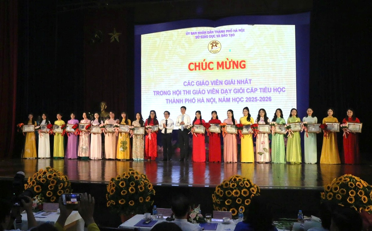 Sở GD&ĐT H&agrave; Nội trao Bằng khen cho c&aacute;c c&ocirc; gi&aacute;o dạy giỏi.