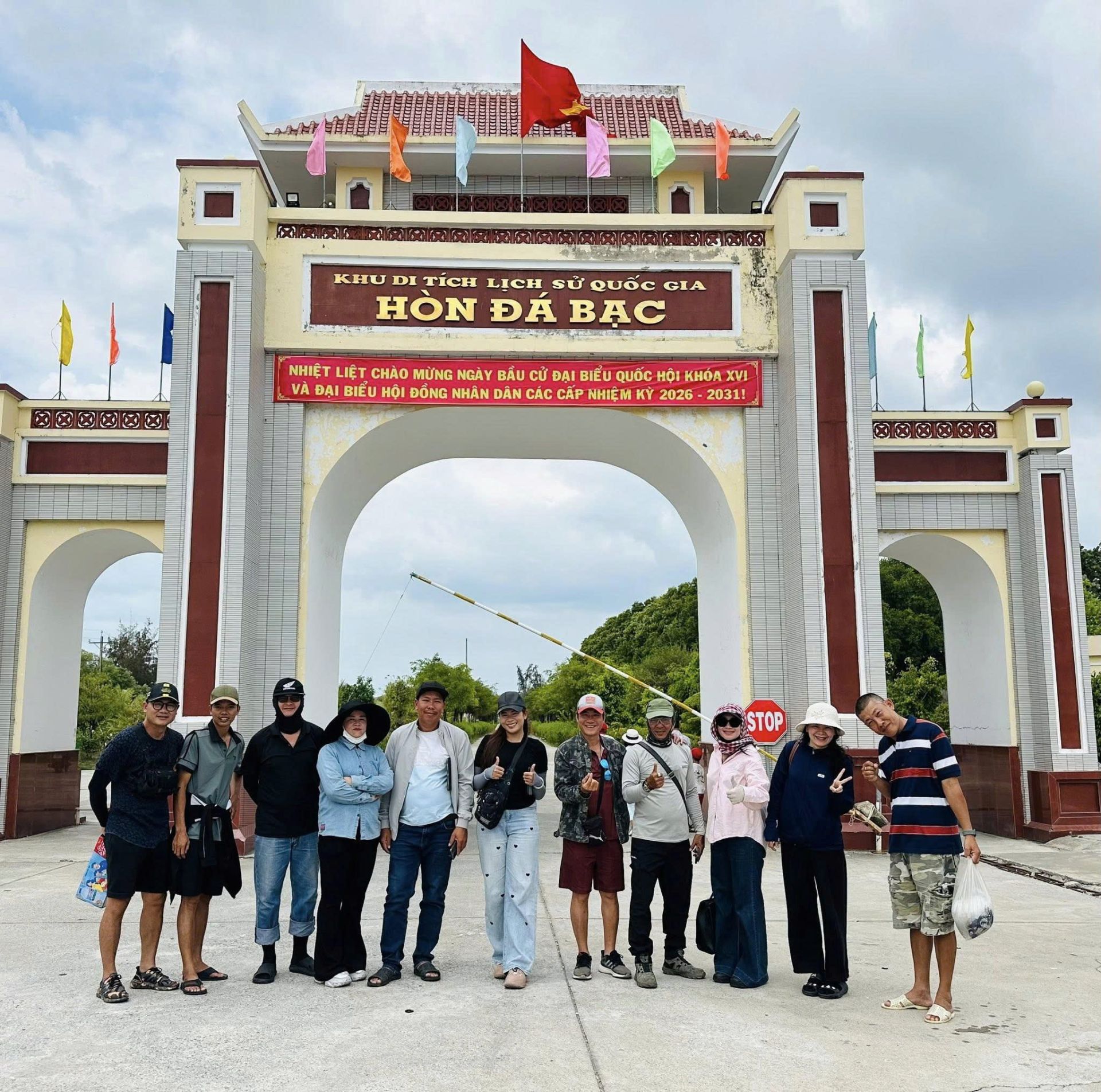 -	Đo&agrave;n Điện ảnh CAND khảo s&aacute;t di t&iacute;ch H&ograve;n Đ&aacute; Bạc, nơi đặt trung t&acirc;m chỉ huy của Kế hoạch CM12.