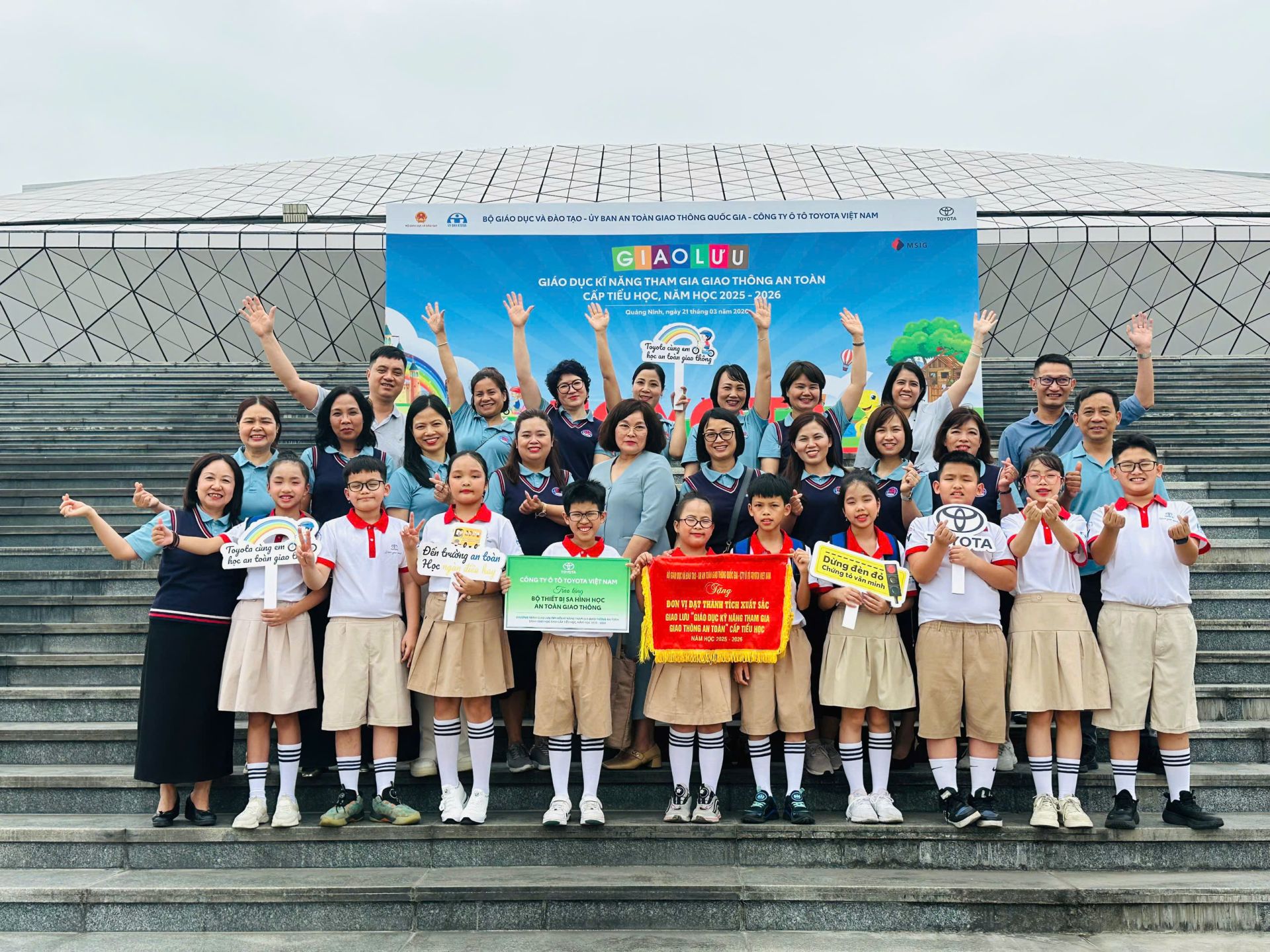 C&ocirc; v&agrave; tr&ograve; trường Tiểu học Phương Mai đến với chương tr&igrave;nh giao lưu &ldquo;Gi&aacute;o dục kỹ năng tham gia giao th&ocirc;ng an to&agrave;n&rdquo;.