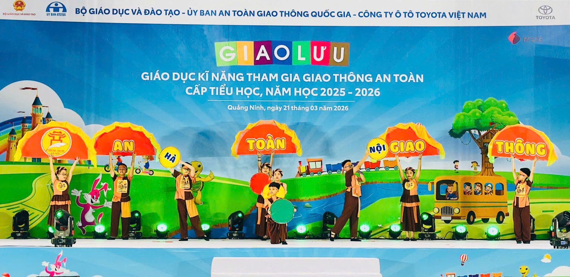 Học sinh trường Phương Mai tự tin thể hiện tr&ecirc;n s&acirc;n khấu.