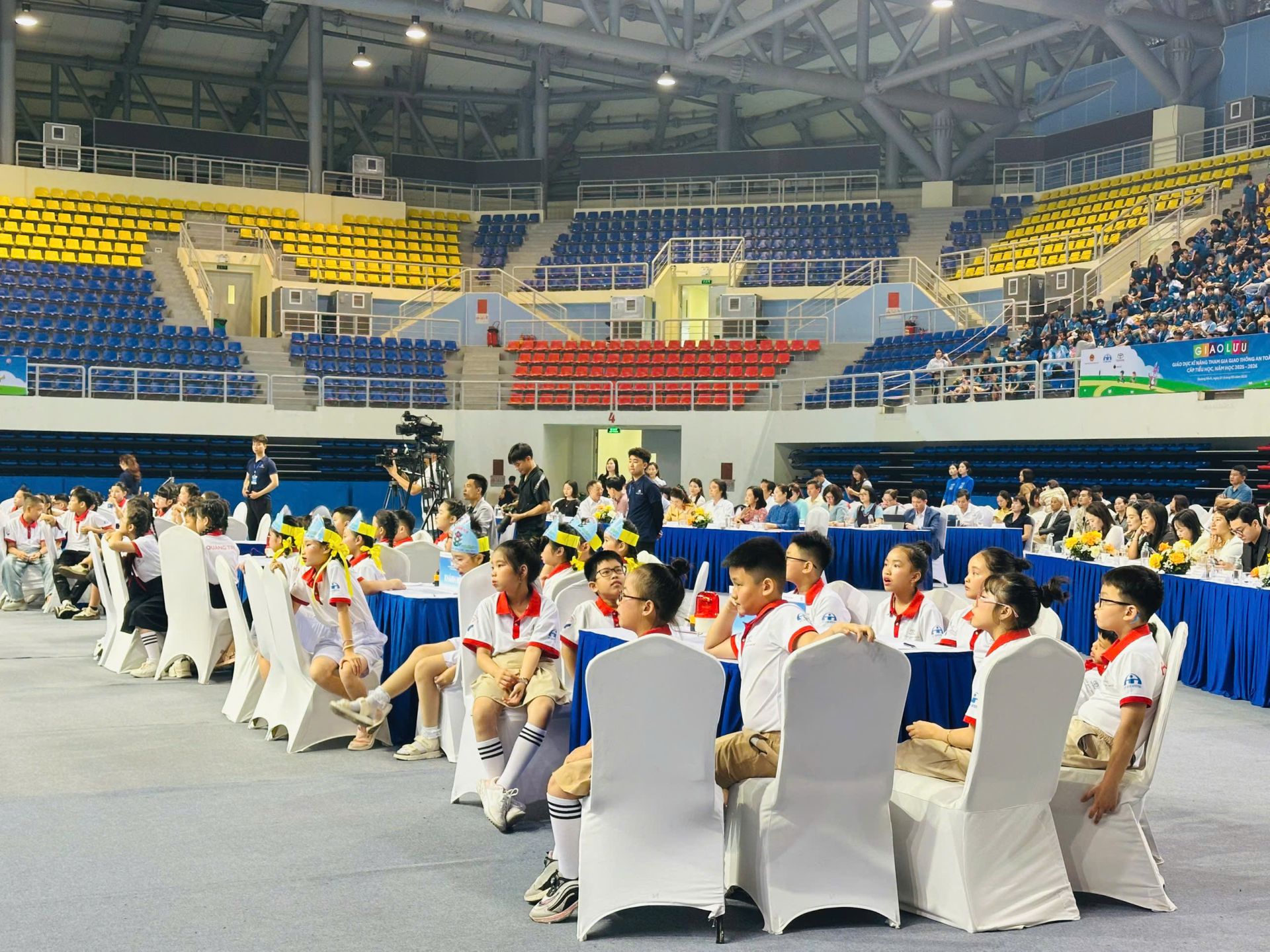 Học tr&ograve; nh&agrave; trường tự tin khi tham gia phần thi kiến thức về an to&agrave;n giao th&ocirc;ng.